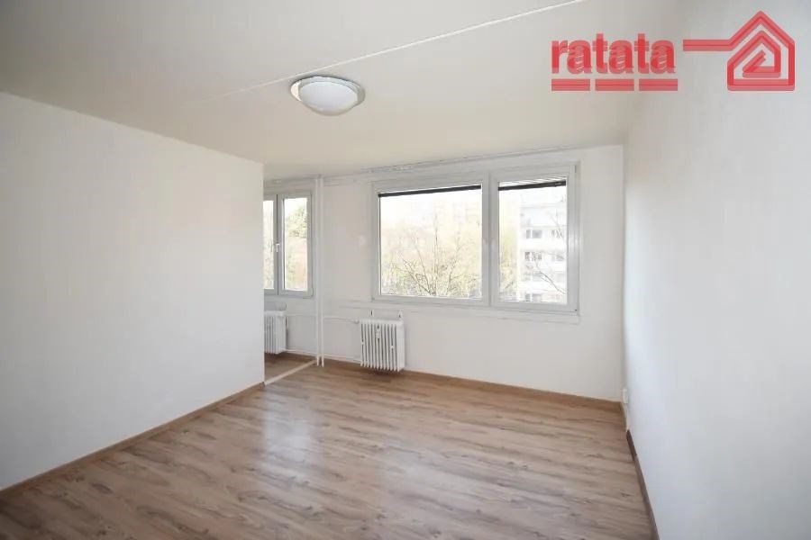 prázdná místnost s radiátor, dřevěná podlaha, a přirozené světlo