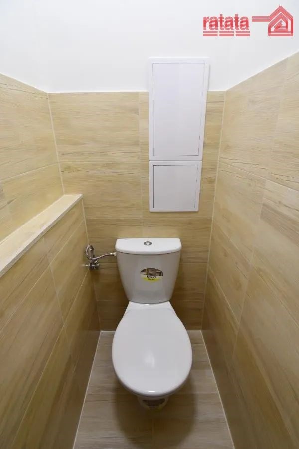 vana s stěna dlaždic a toaleta