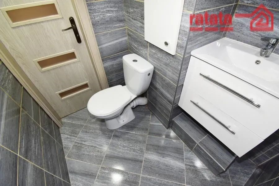 vana s stěna dlaždic, toaleta, skříňka pod dřez, a