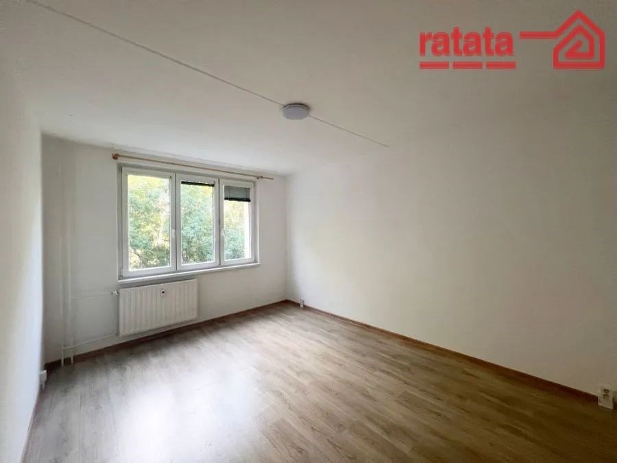 prázdná místnost s radiátor, přirozené světlo, a d