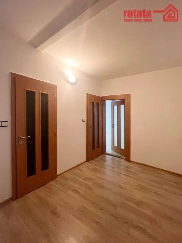 prázdná místnost s dřevěná podlaha