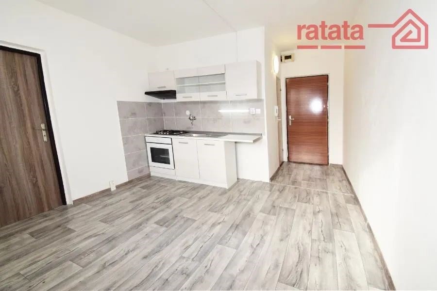 kuchyně s otevřené police, dřevěná podlaha, bílé skříně, a backsplash