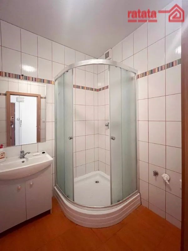 vana s sprcha, stěna dlaždic, skříňka pod dřez, a 