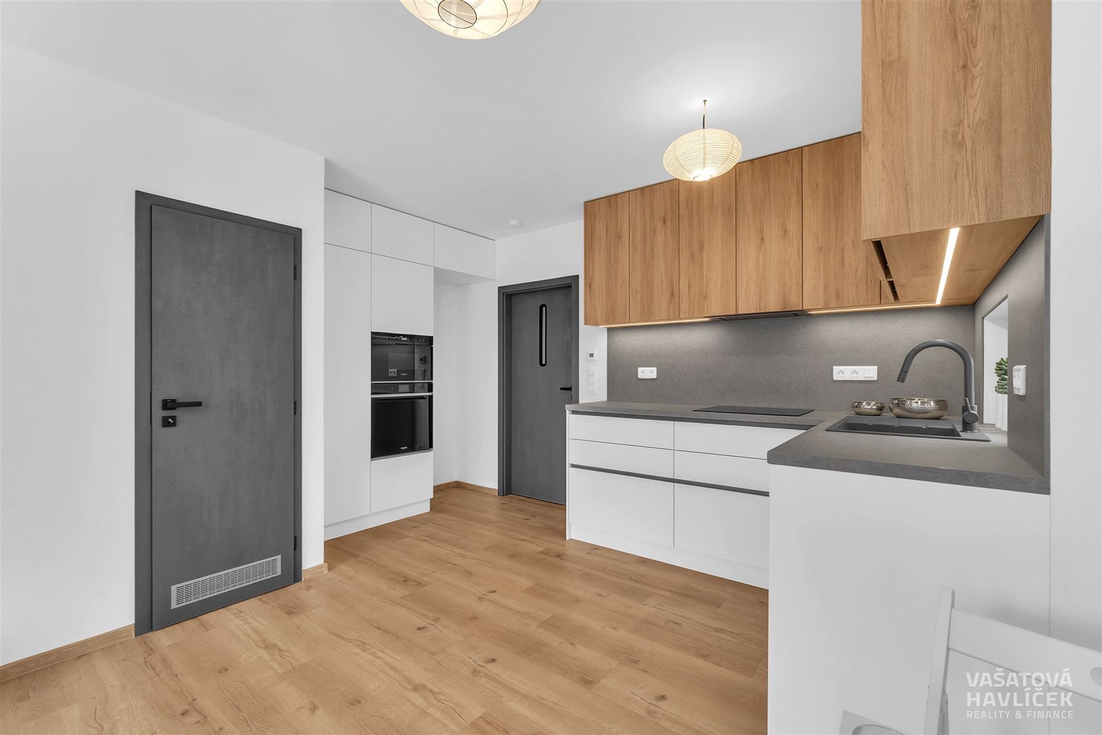 Moderní kuchyň s parketovou podlahou a vestavěnými