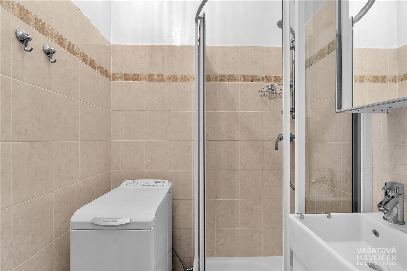 Koupelna s moderním sprchovým koutem, světlá dlažb