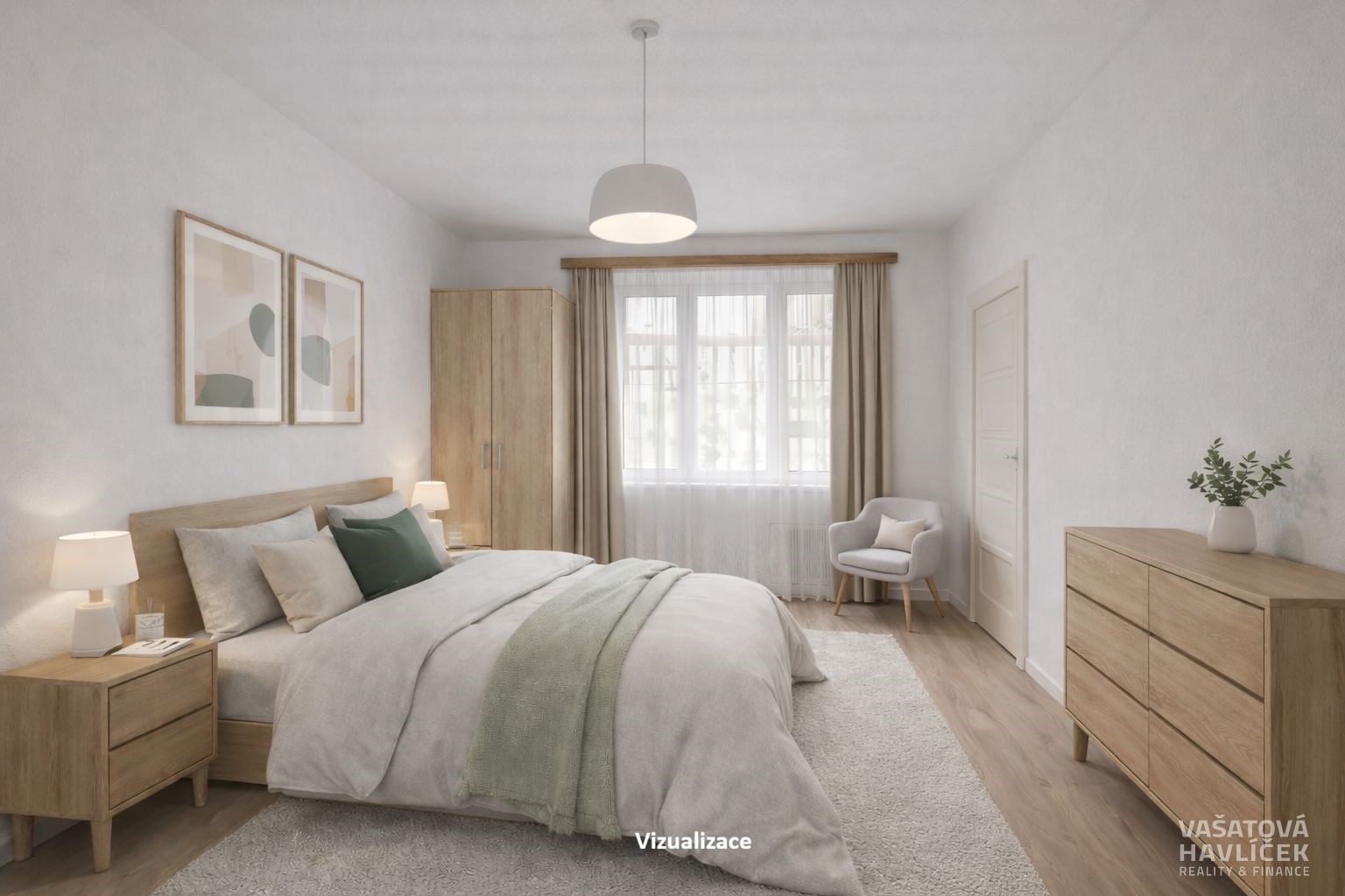 Prostorná ložnice s parketovou podlahou, velká okn