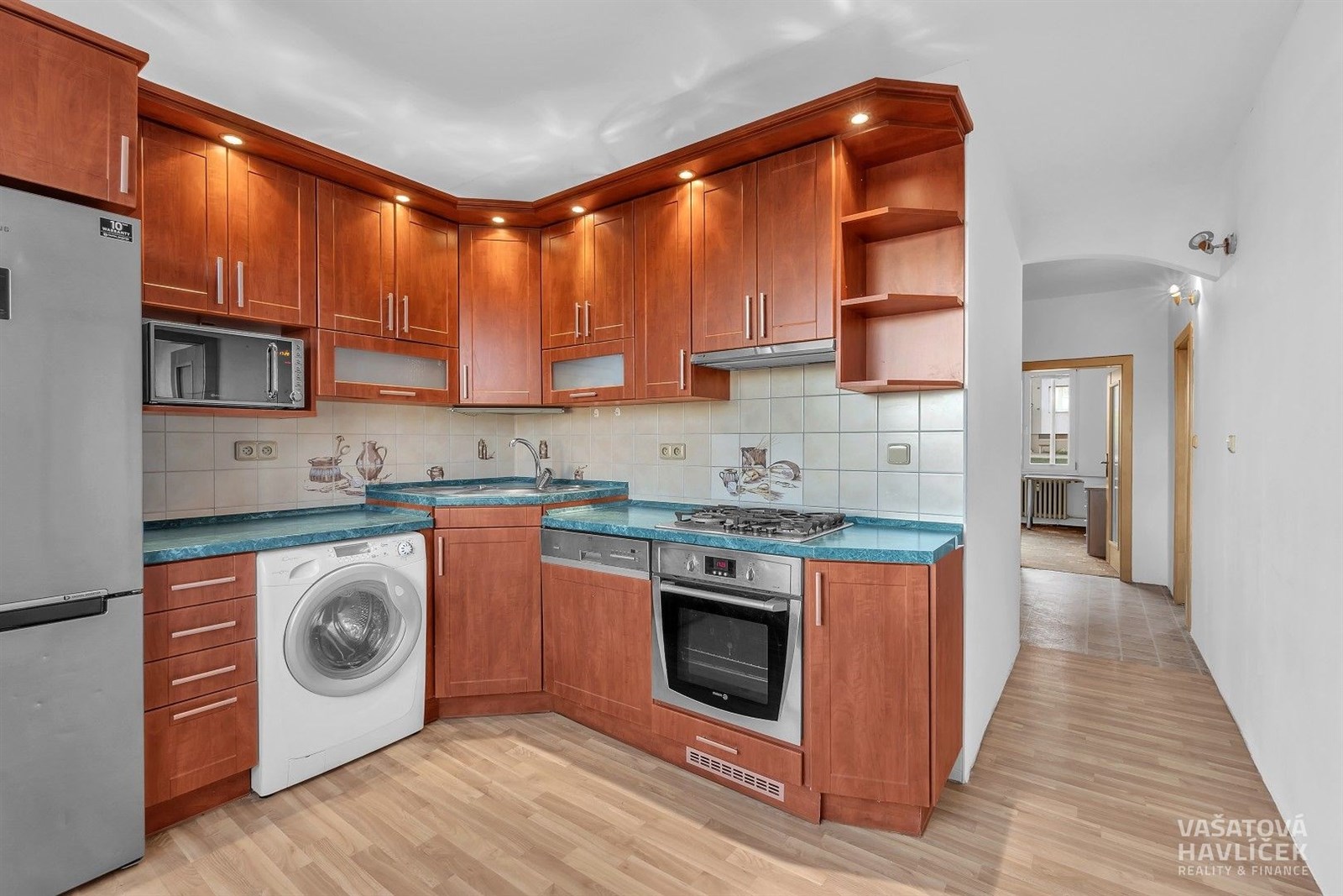 Moderní kuchyň s parketovou podlahou a dřevěnými s