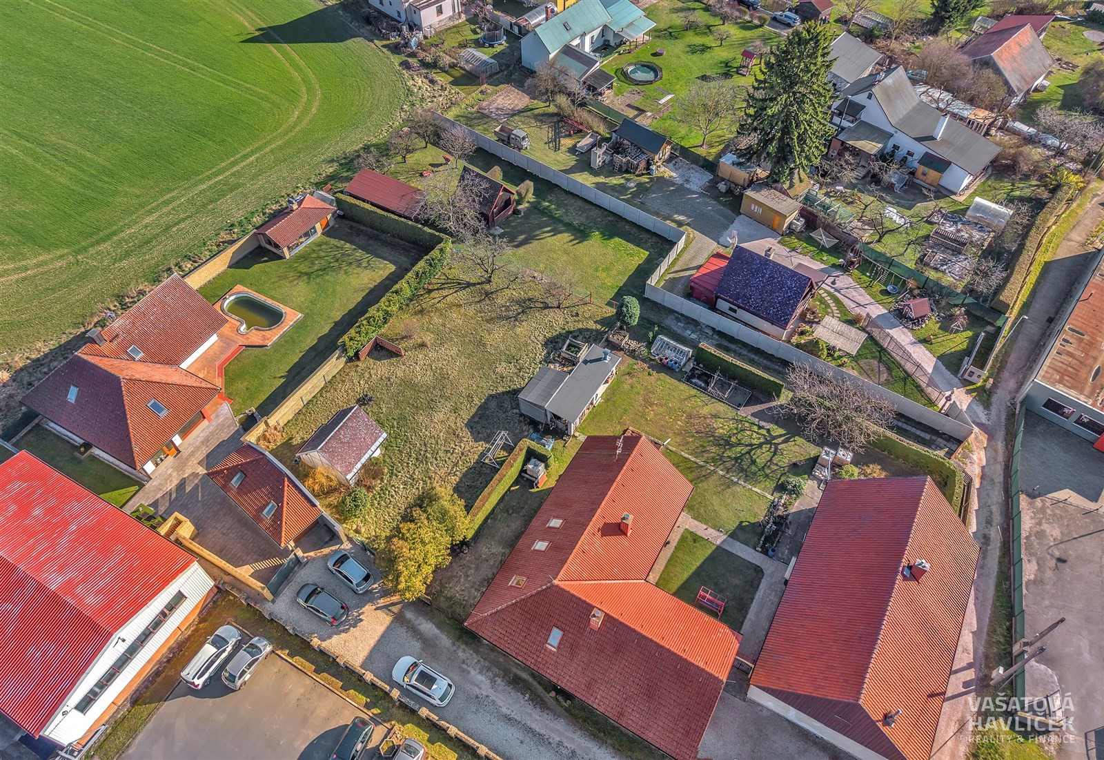 Venkovní pohled na malebnou venkovskou nemovitost 