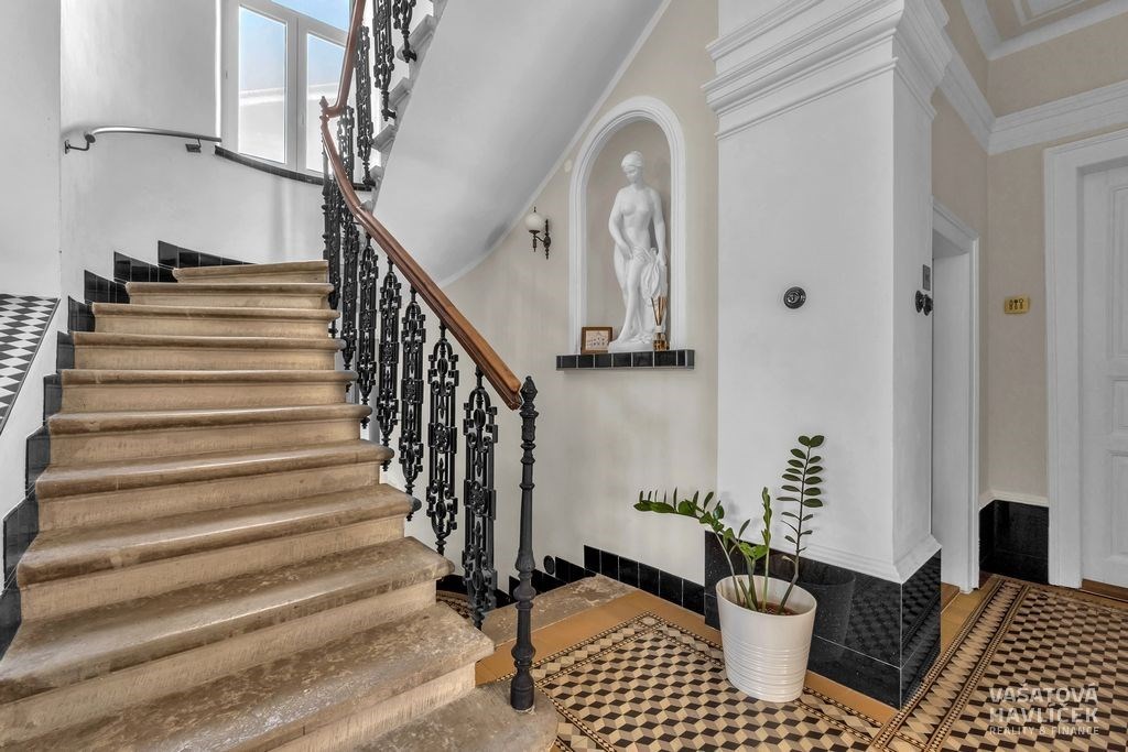 Vstupní hala s elegantním schodištěm, parketová po