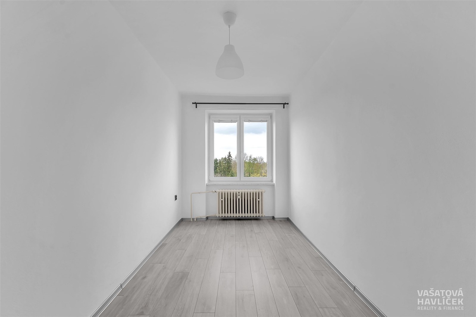 Úzký světlý pokoj s moderní dlažbou, velkými okny 
