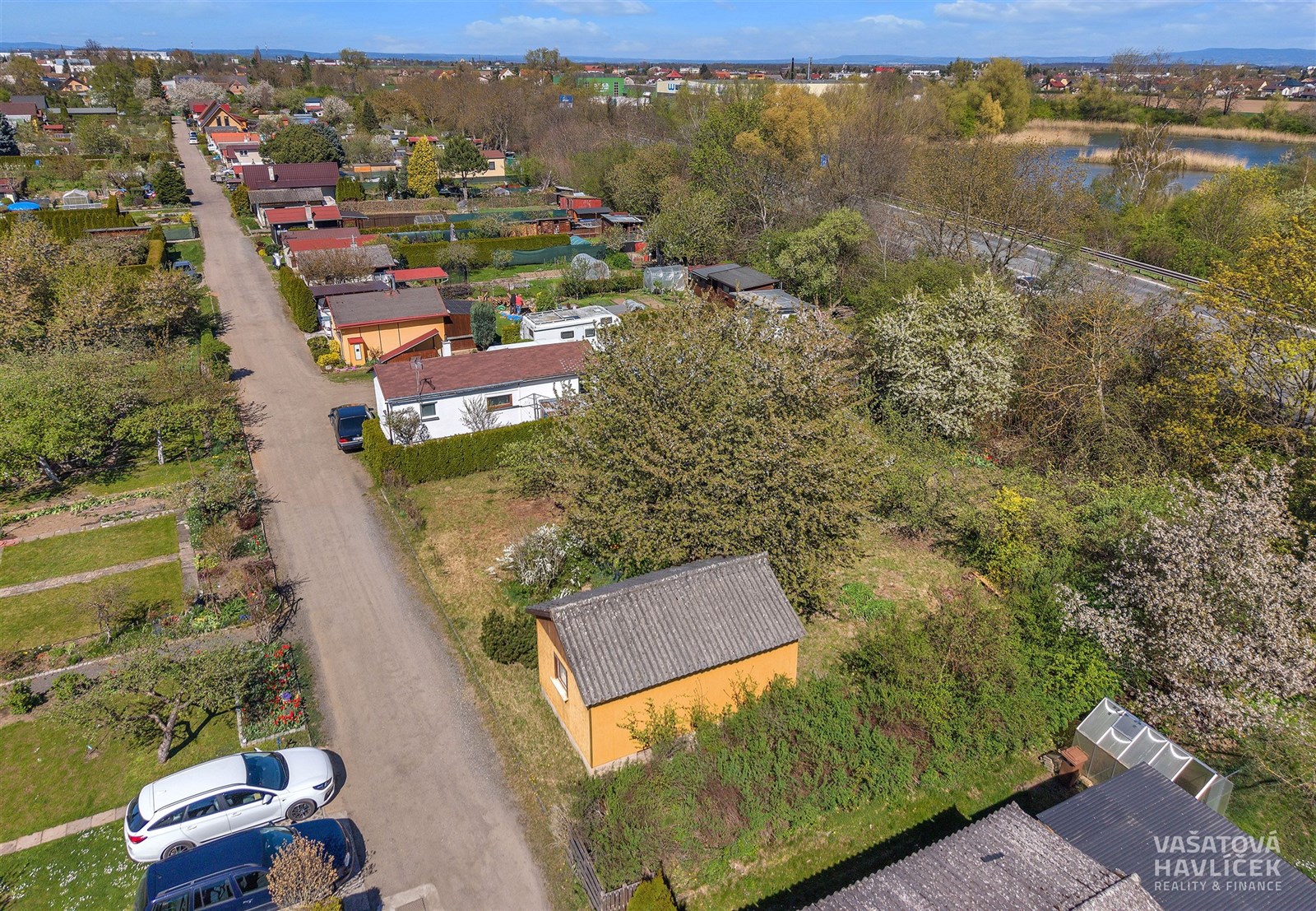 Zahrada s malým domkem v klidné oblasti, okolní st