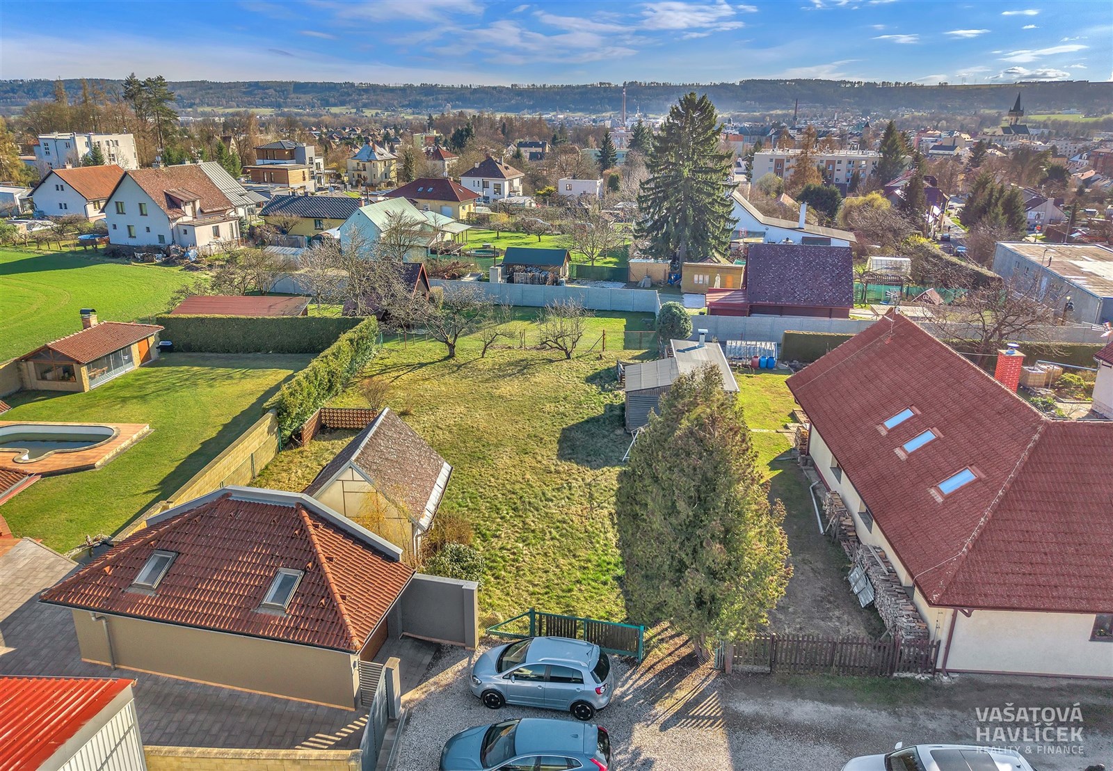 Prázdná slunná stavební parcela na prodej s výhled