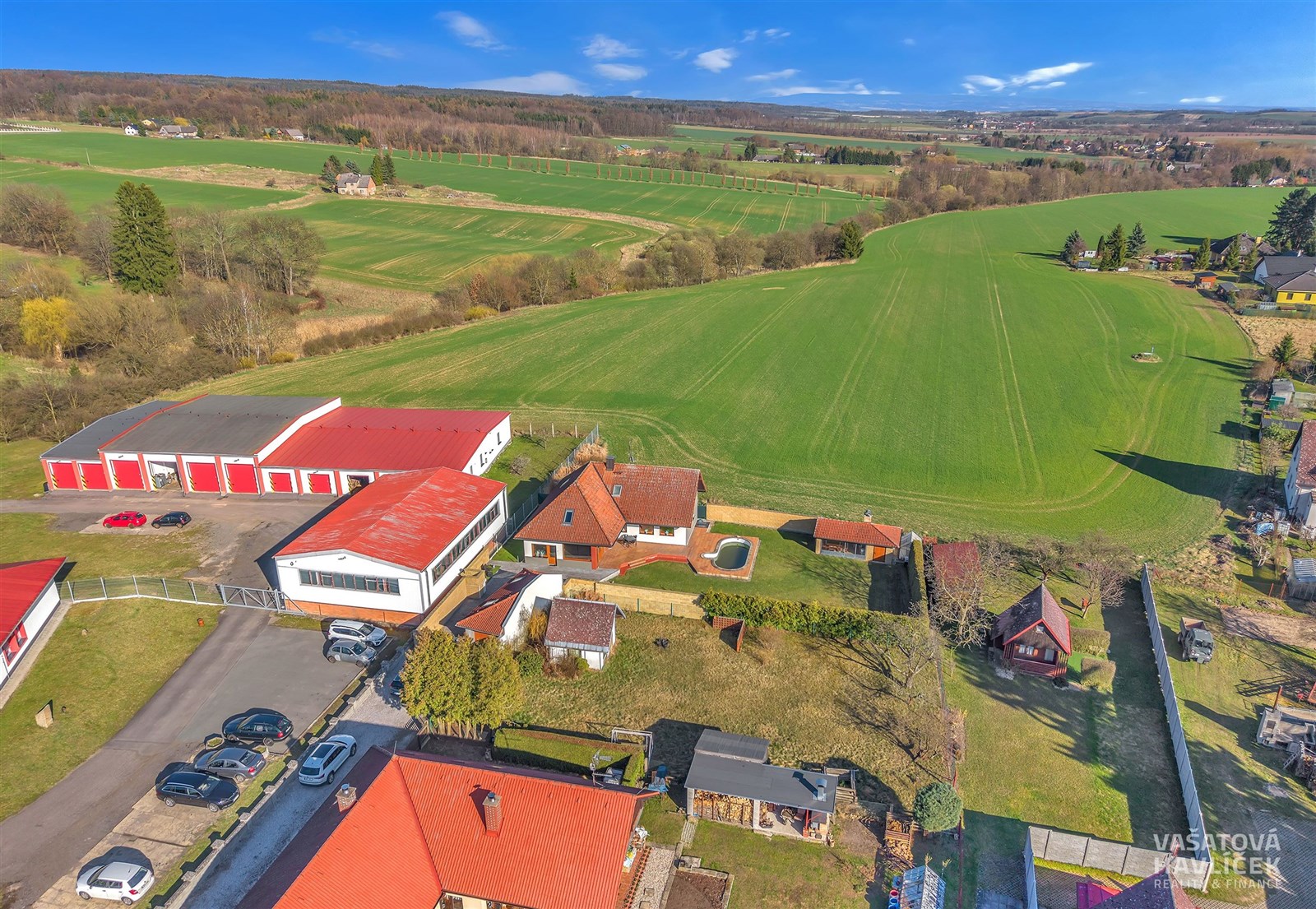 Letecký pohled na venkovský dům s červenou střecho