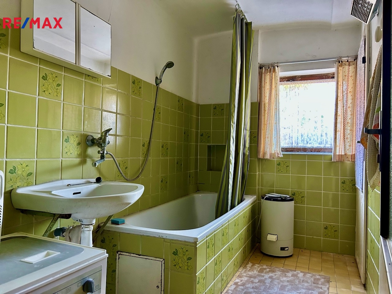 Velký RD se stodolou