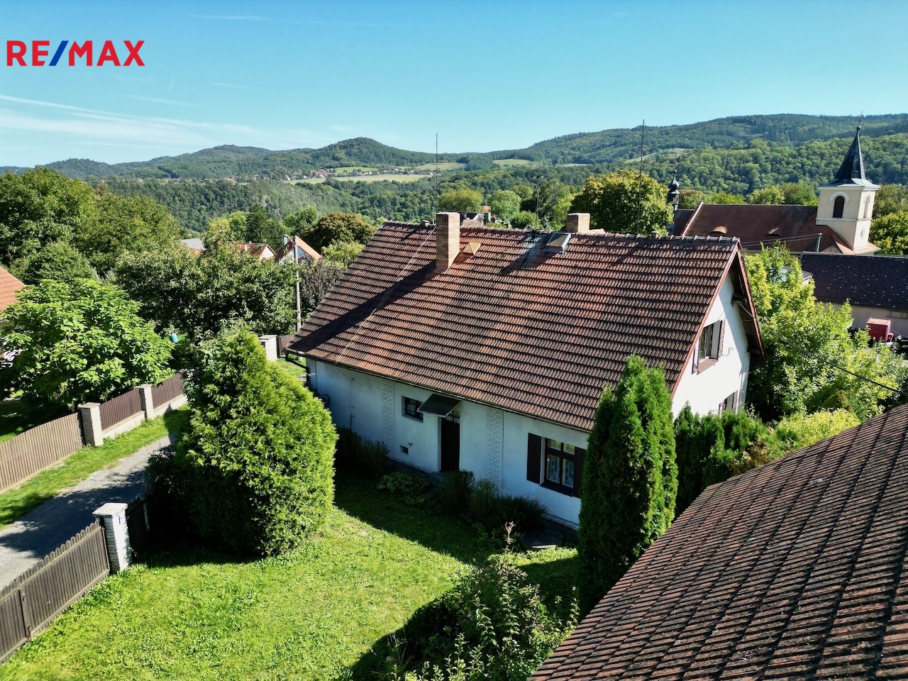 Velký RD se stodolou