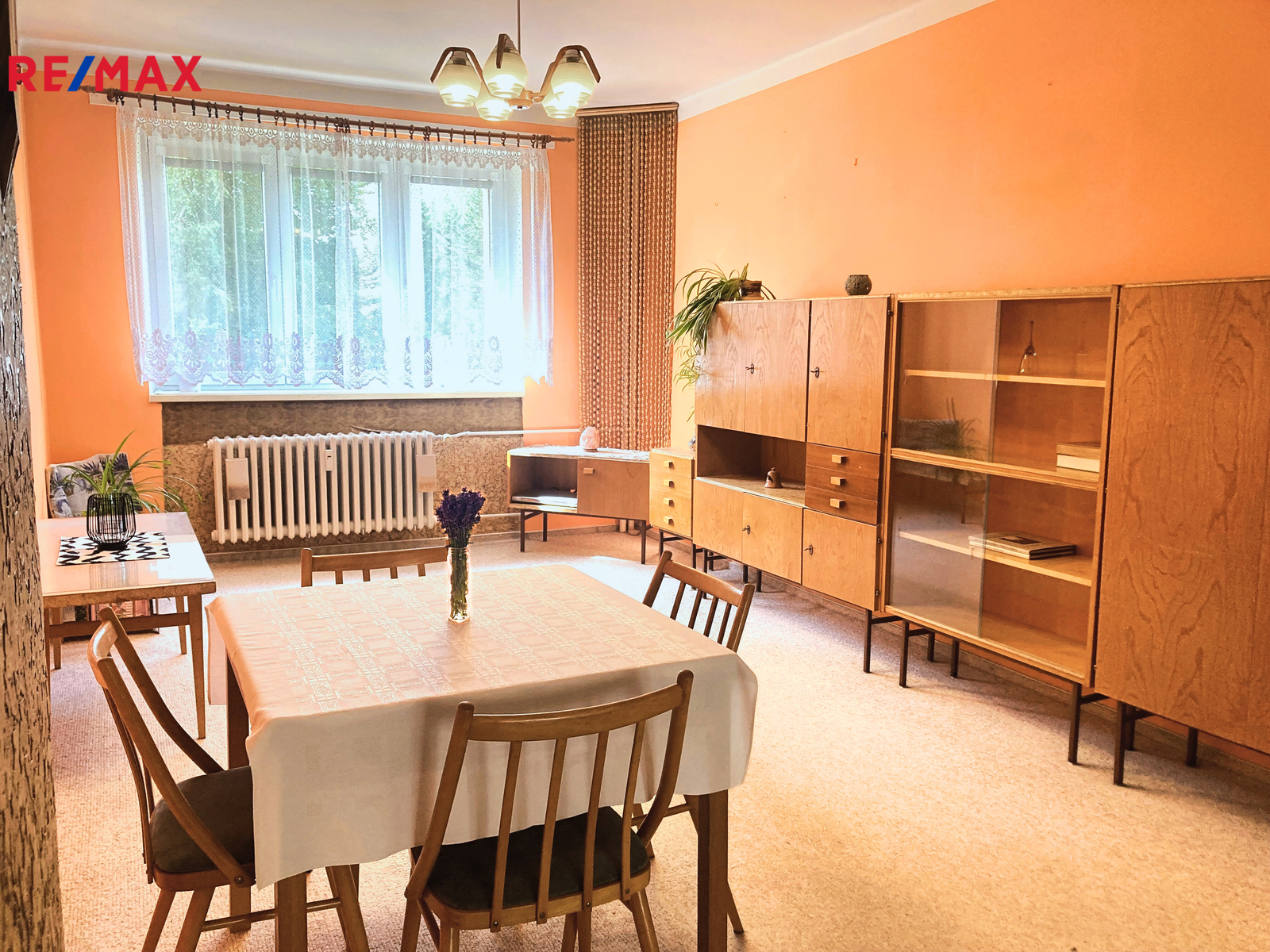 Obývací pokoj s výhledem do zeleně