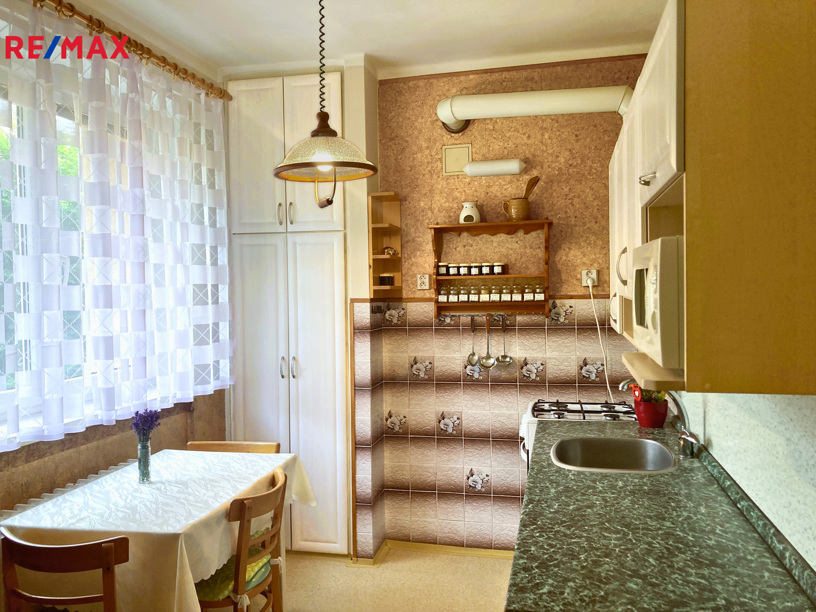 Kuchyň se spižírnou