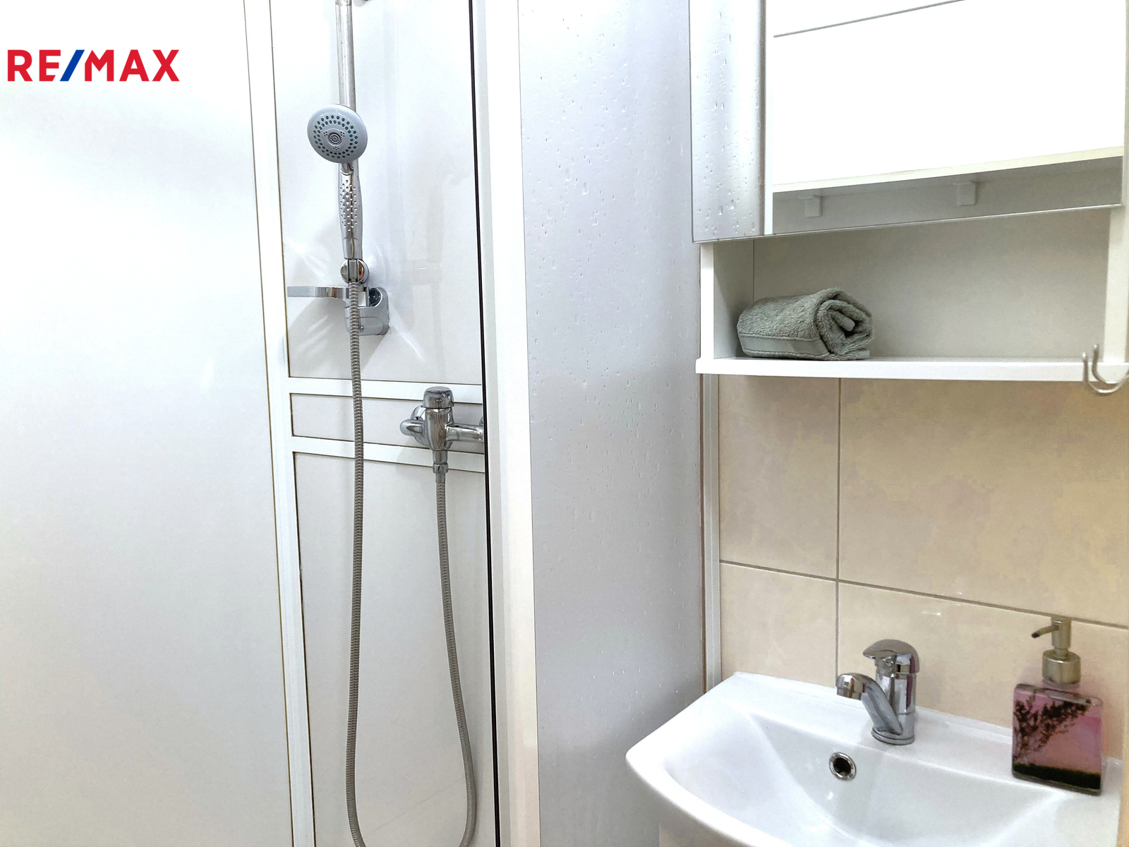 Koupelna se sprchovým koutem