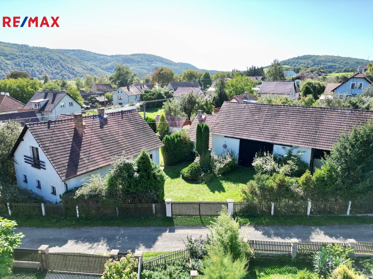 Velký RD se stodolou