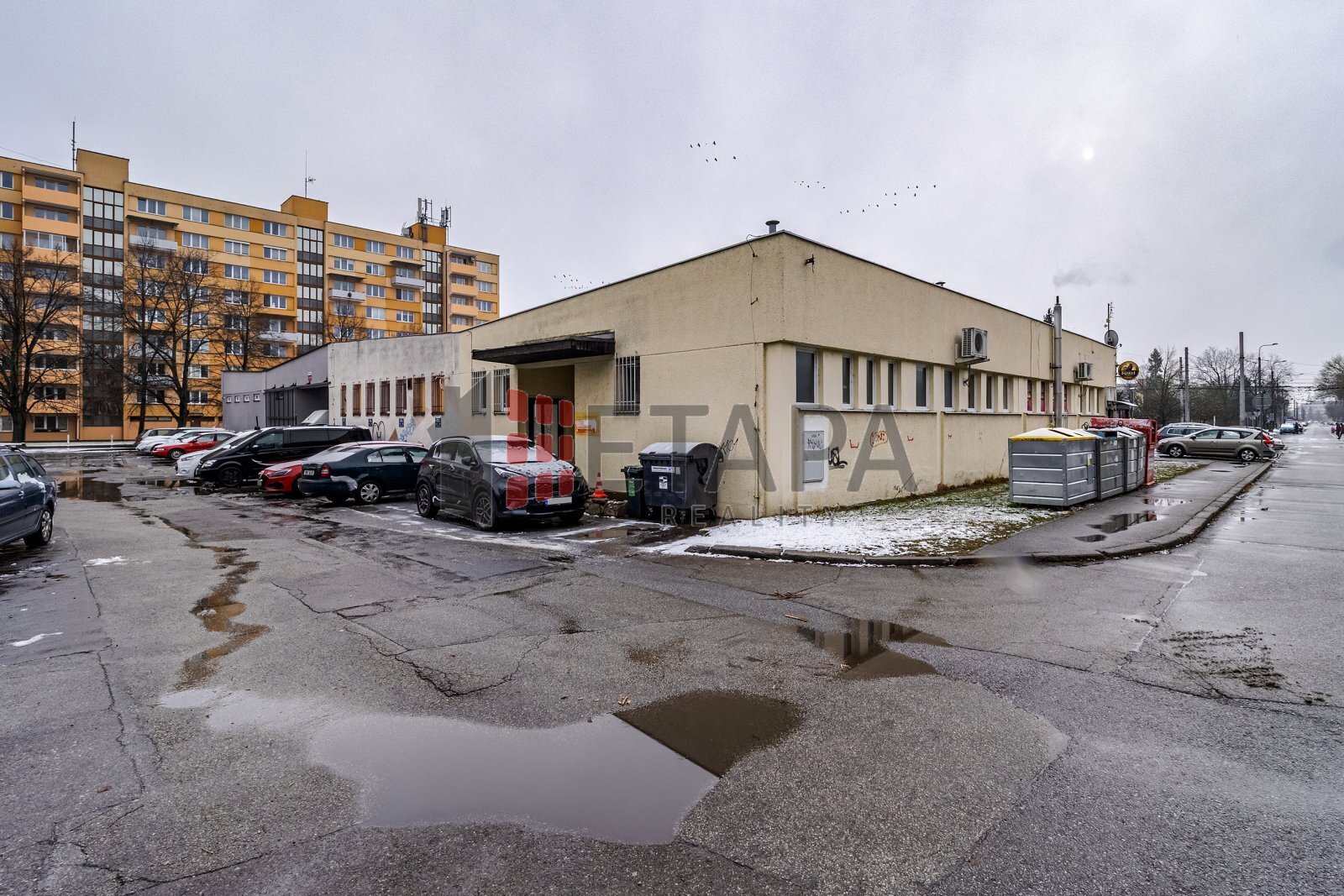 budova se zadním vchodem