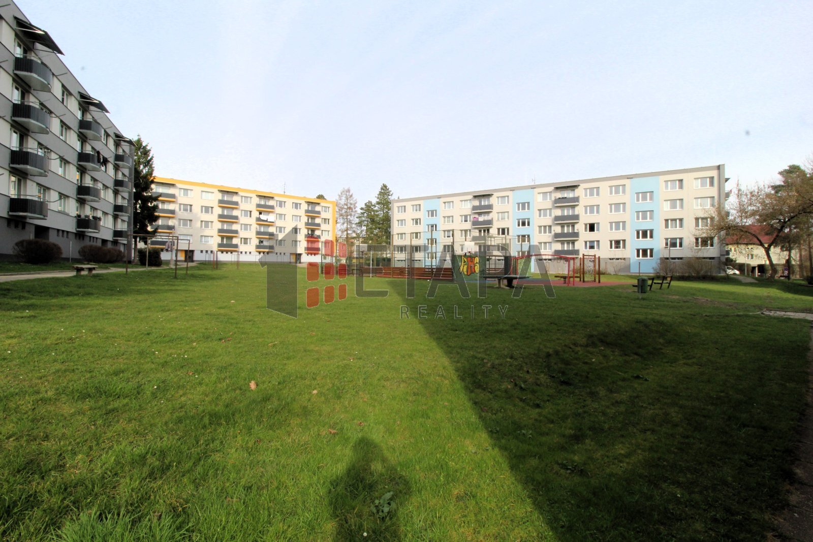 hřiště za domem