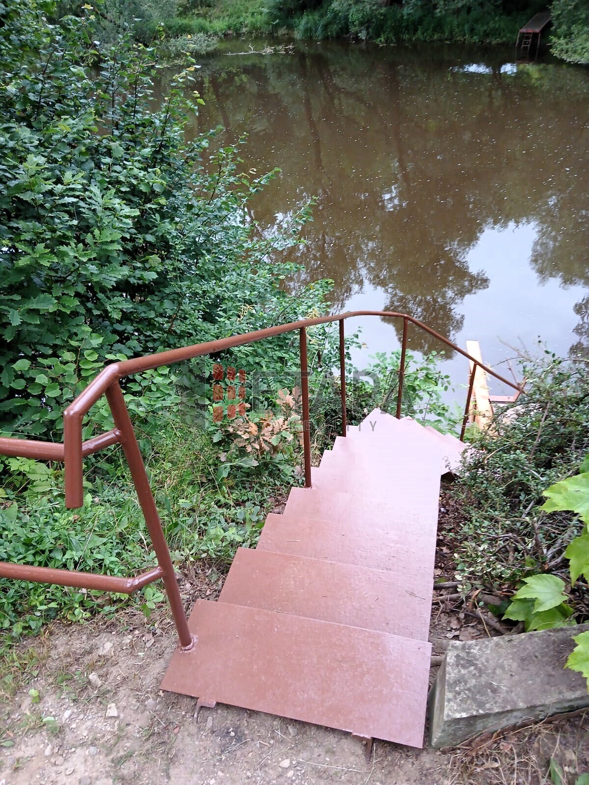 vstup k řece od chaty