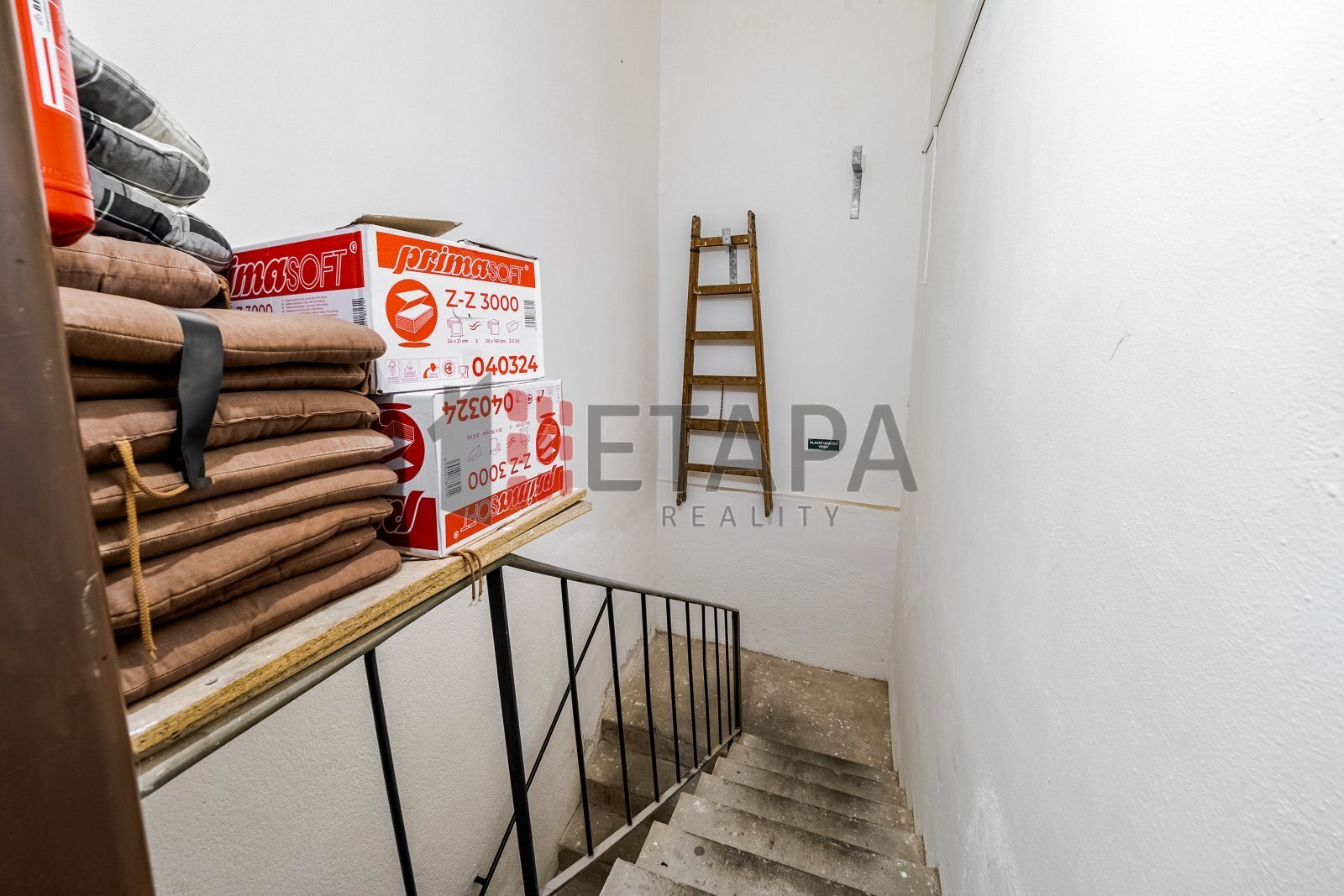 schodiště do sklepa