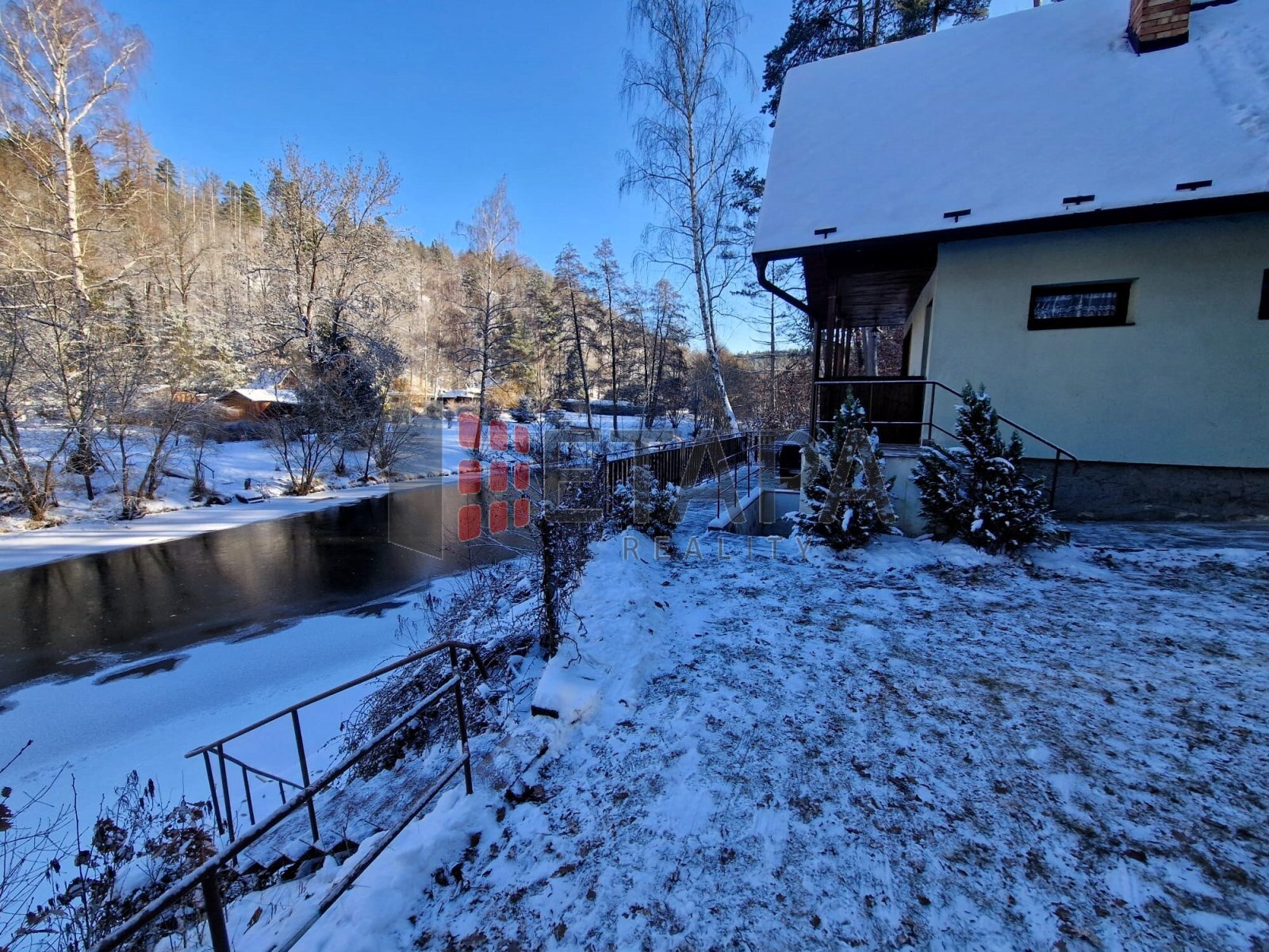 chata a pohled na řeku
