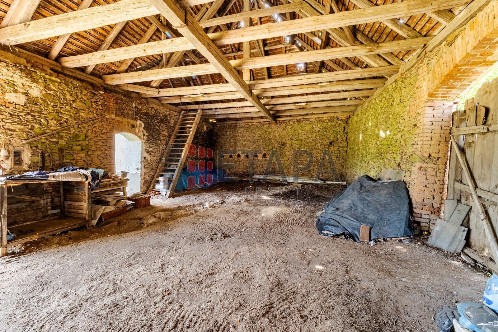 rozlehlá stodola