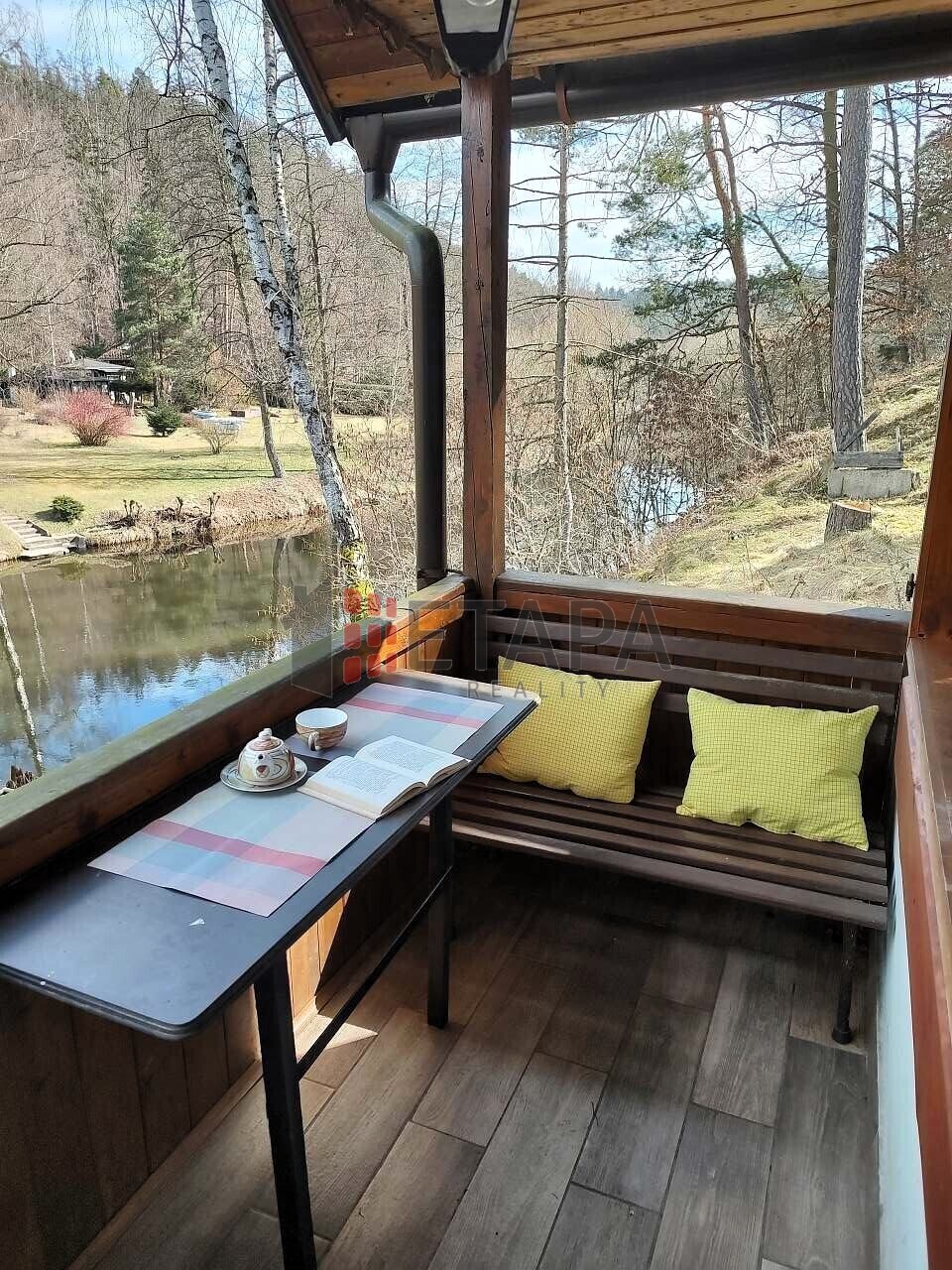 terasa s výhledem na řeku