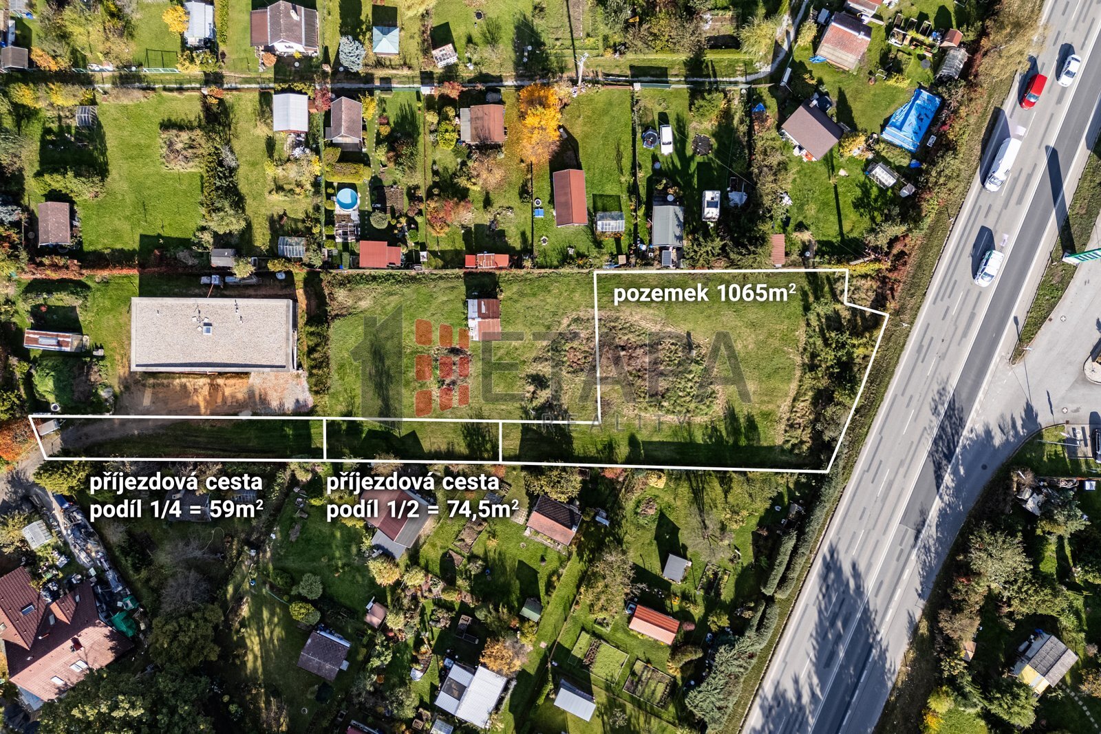 pozemek a příjezdové cesty