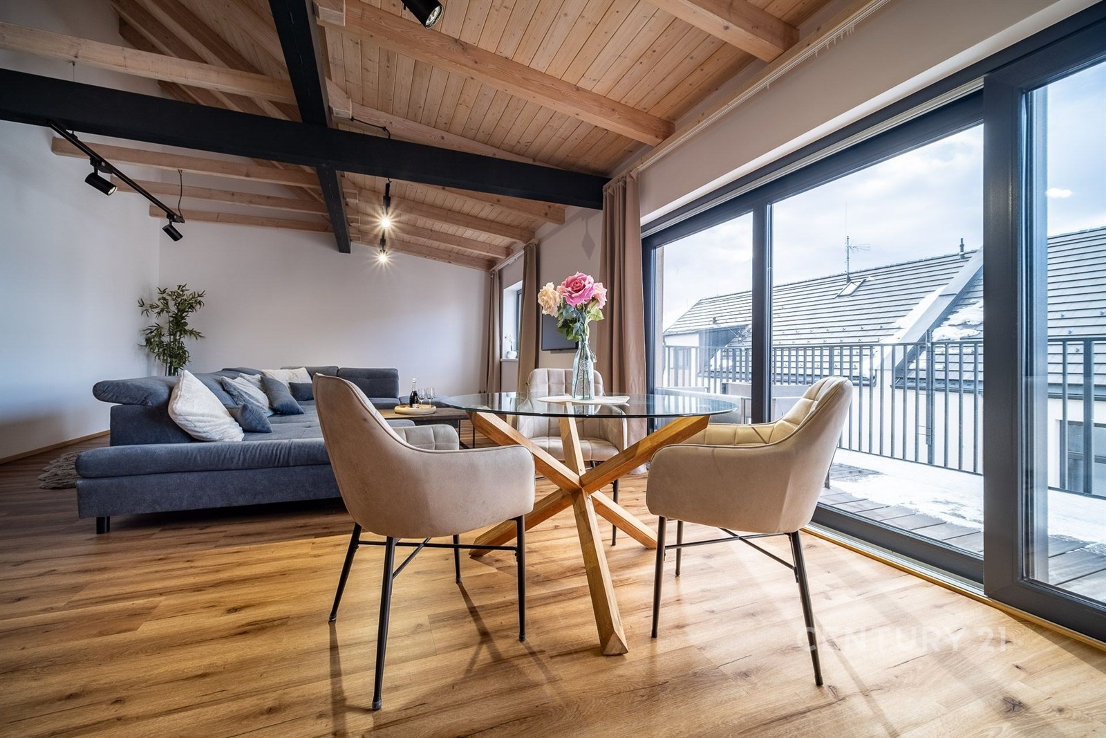 Obytný prostor s přímým vstupem na terasu