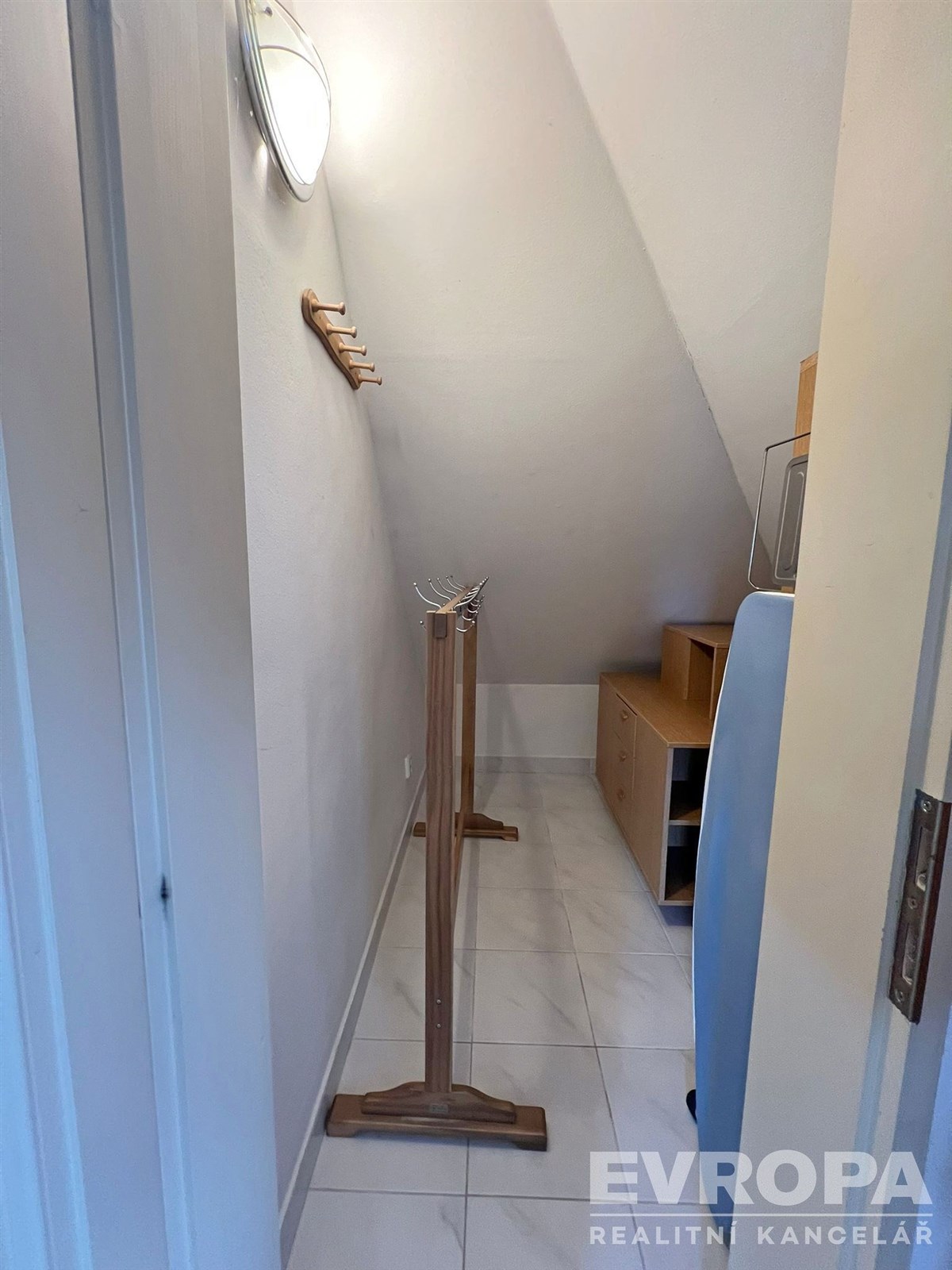 Úložný prostor s dlažbou, dřevěnými policemi a šik