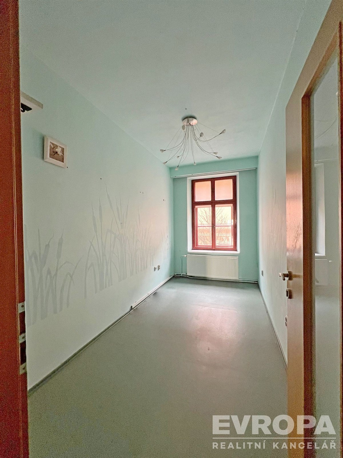 Úzký pokoj s velkými okny, světlé stěny, moderní osvětlení, ideální jako pracovna nebo ložnice, kvalitní laminátová podlaha