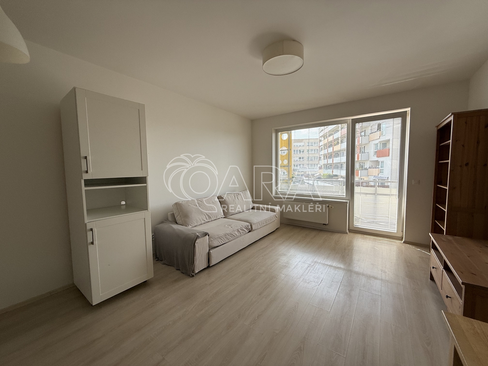 obývací pokoj se vstupem na balkon