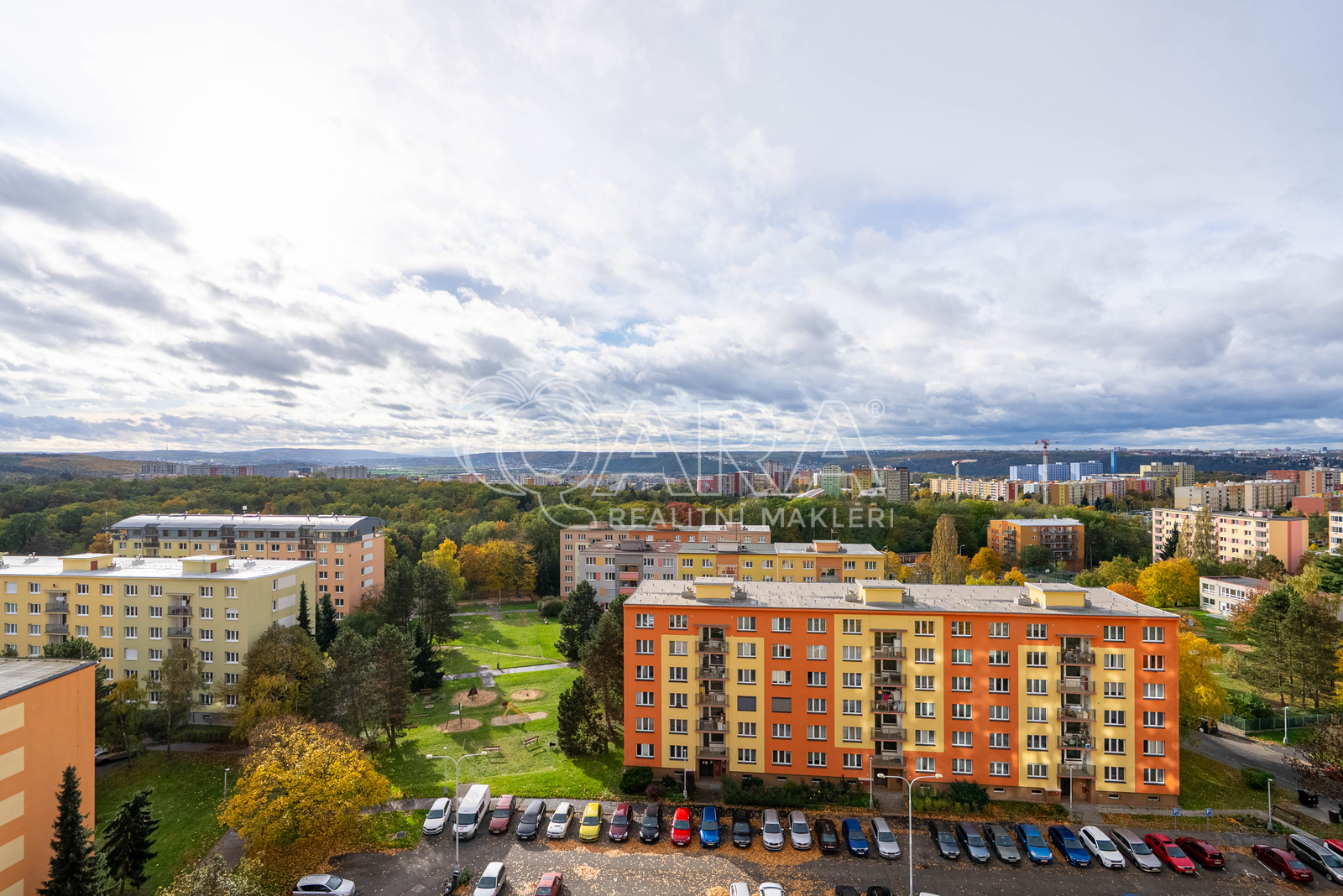 Výhled z obývacího pokoje a lodžie