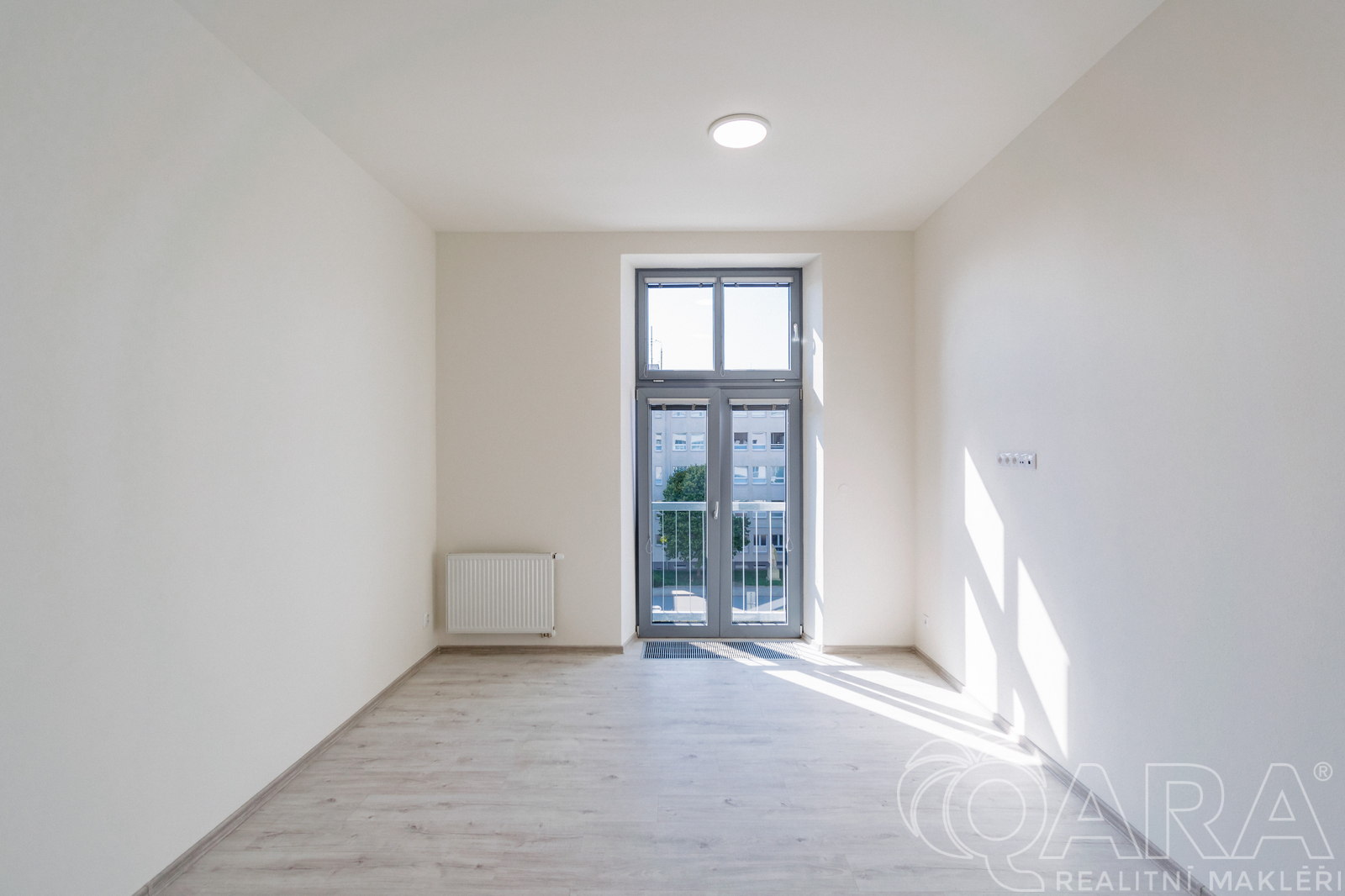 Obývací pokoj s francouzským balkonem