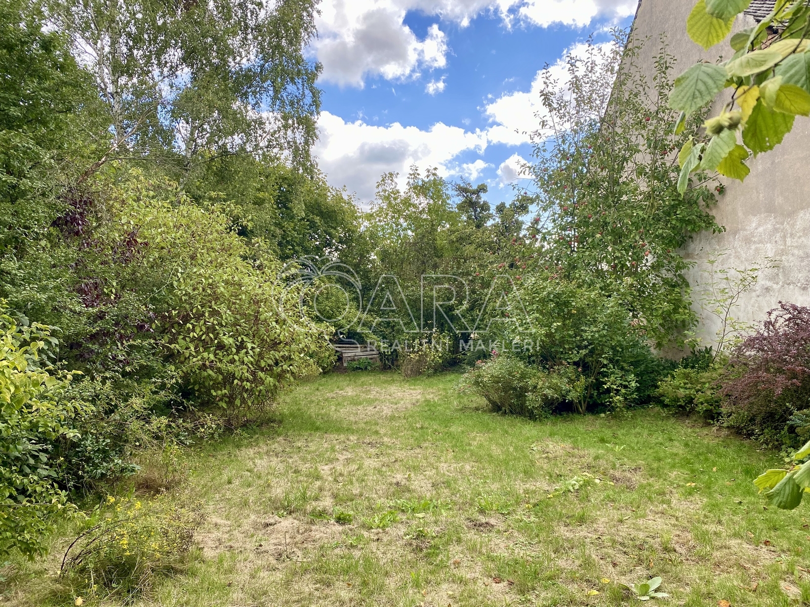 Krásná zahrada za stodolou