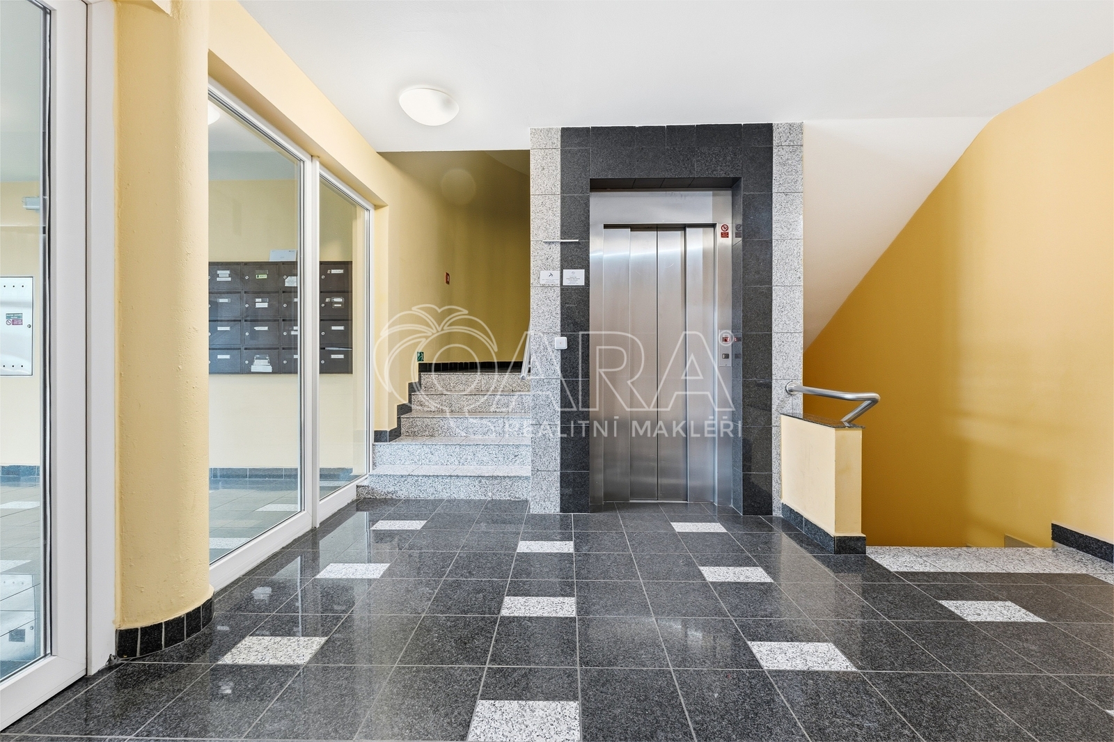 Oddělený prostor - vstup do budovy