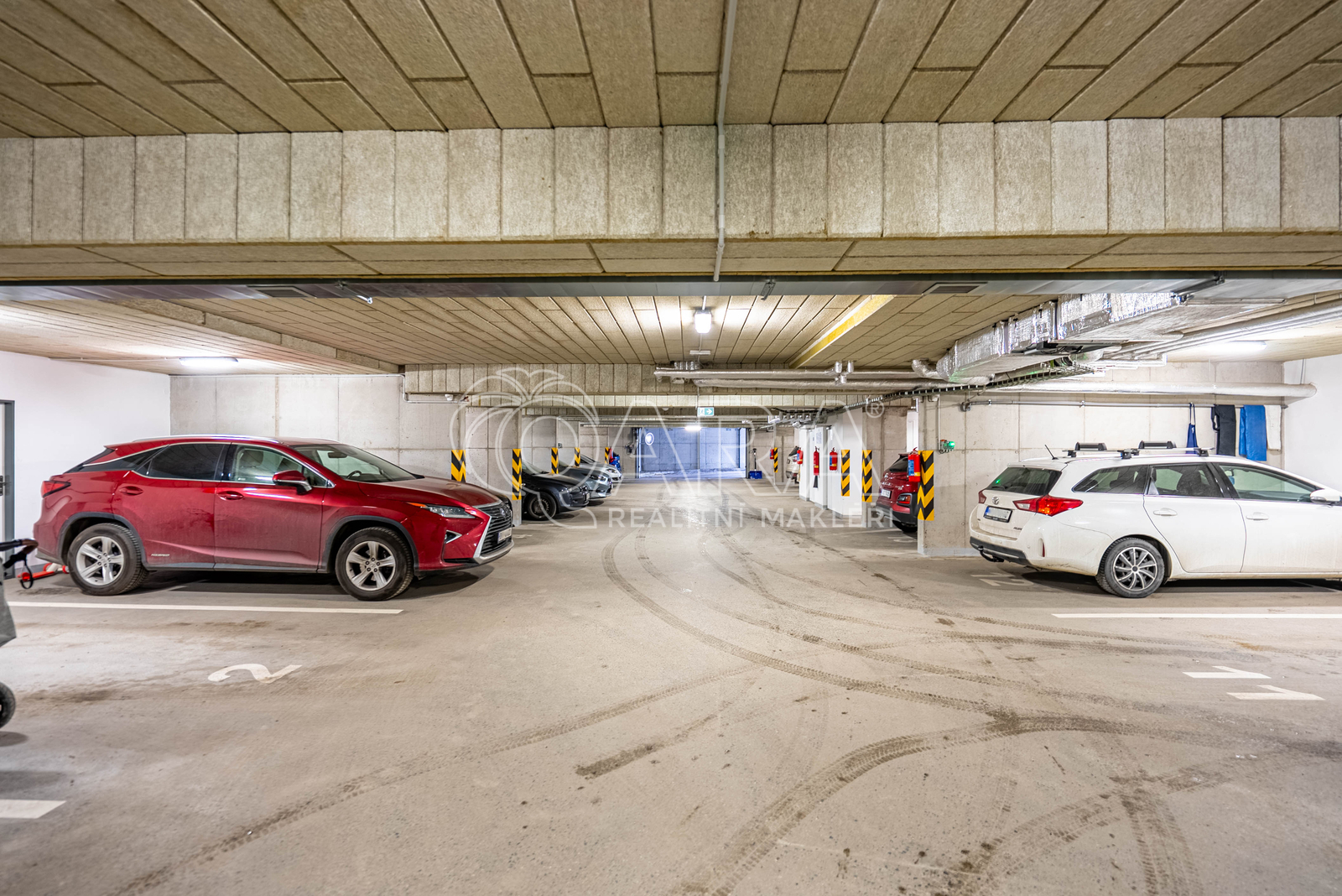 Prostor garážových stání se sklepními kójemi