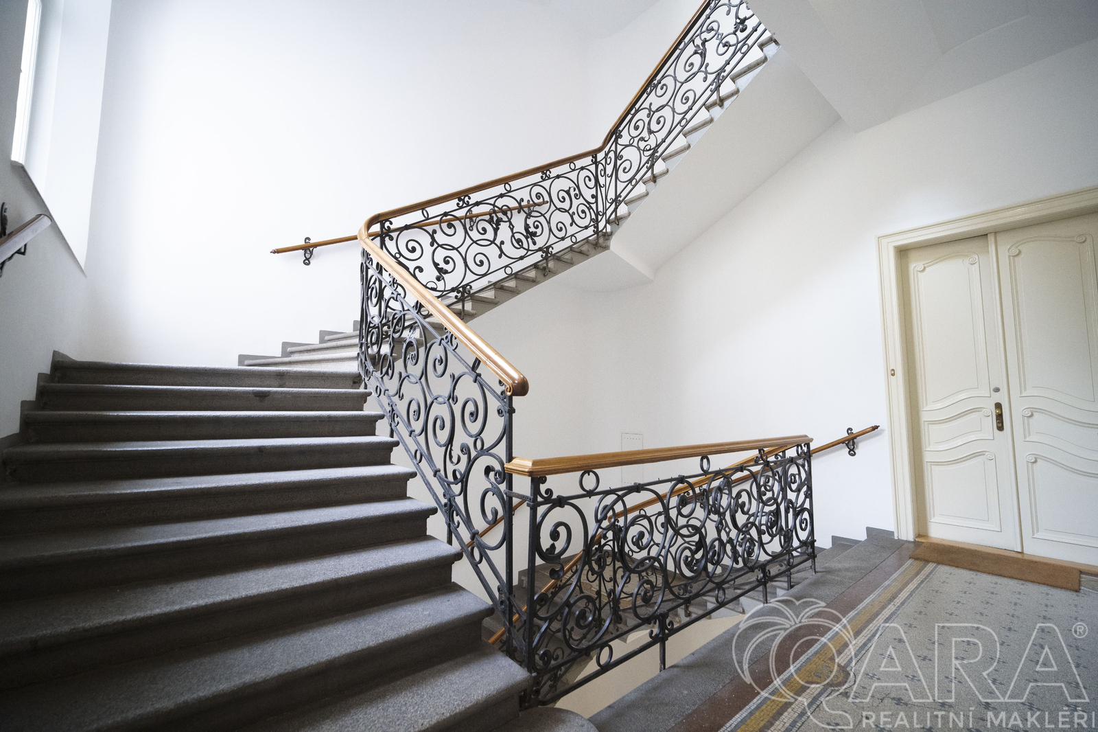 Vstupní chodba a schodiště