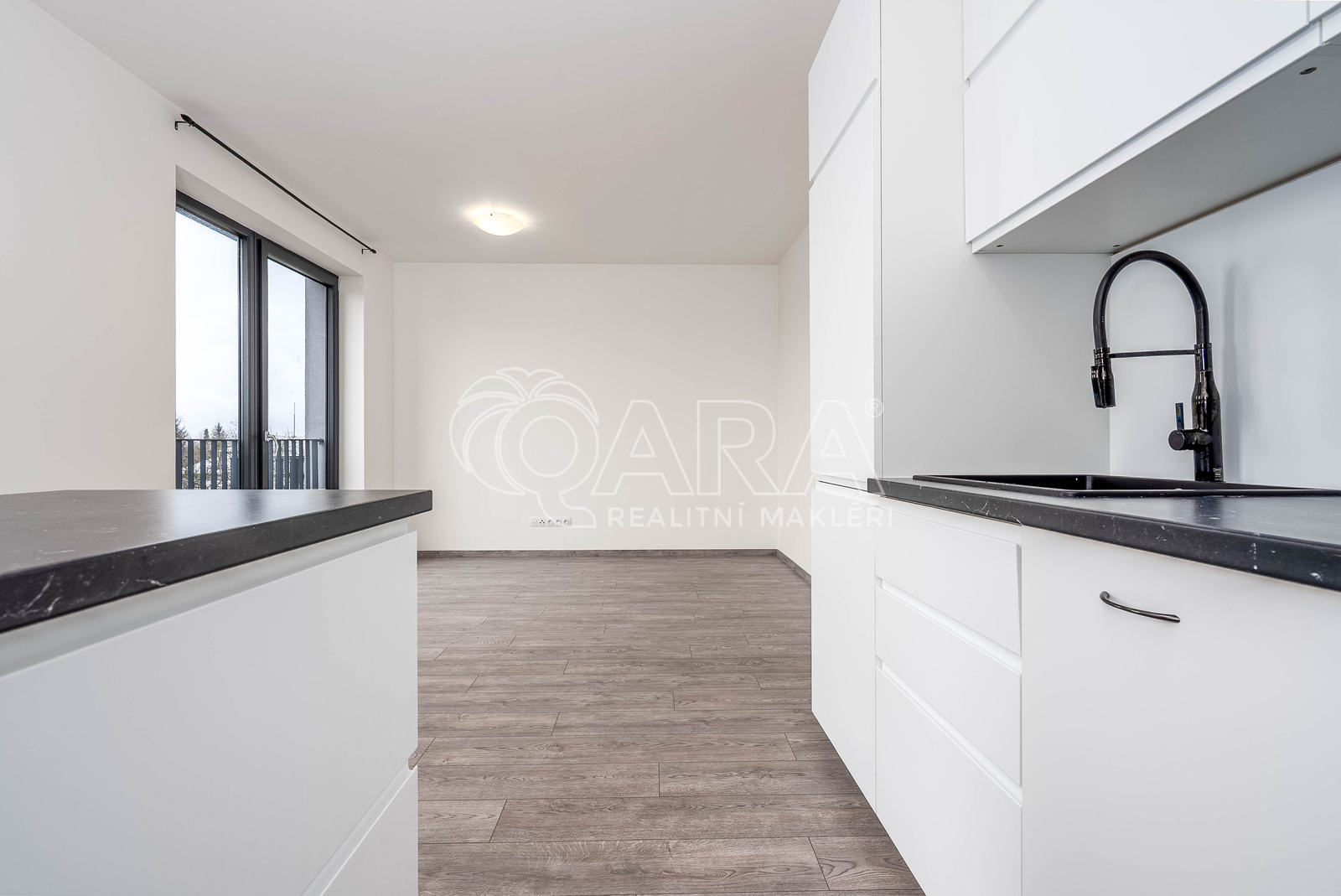 Kuchyňská linka s obývacím pokojem