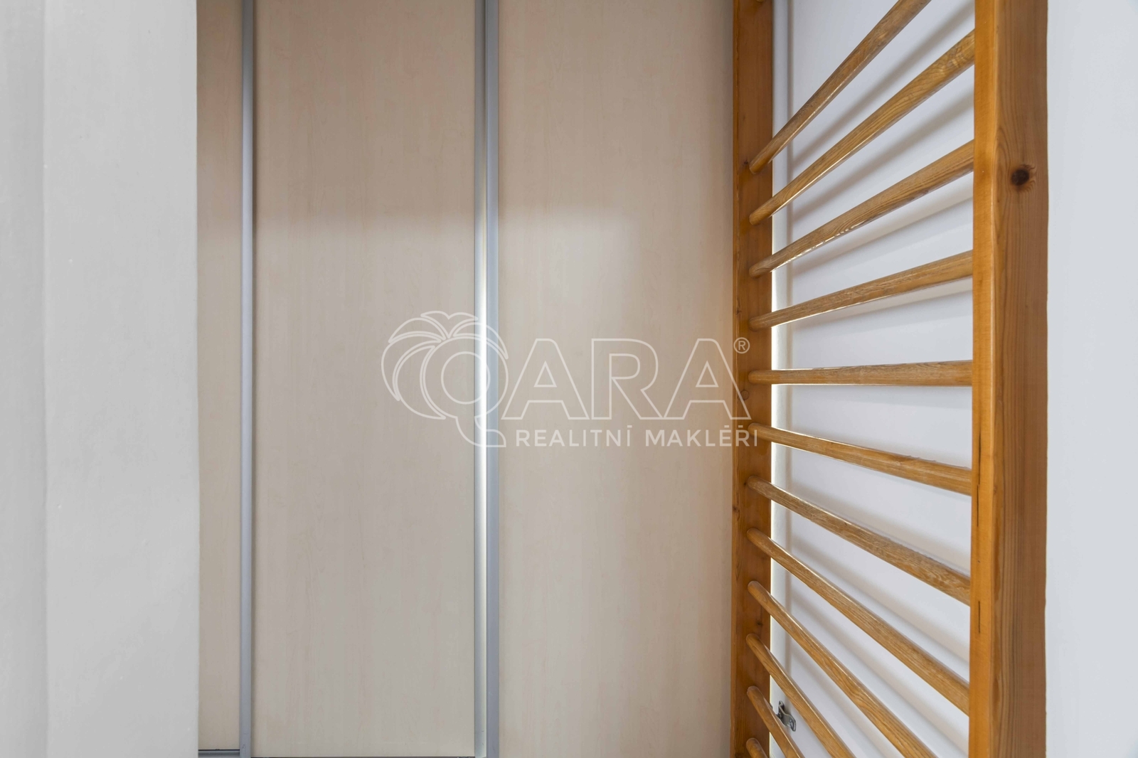 Vestavěná skříň