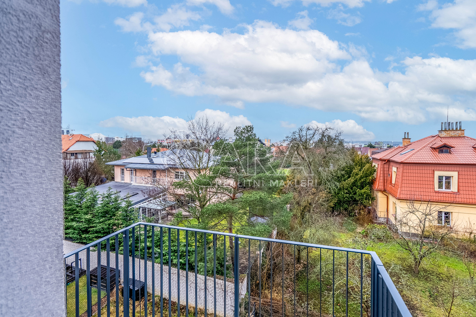 Balkón s výhledem do zahrad