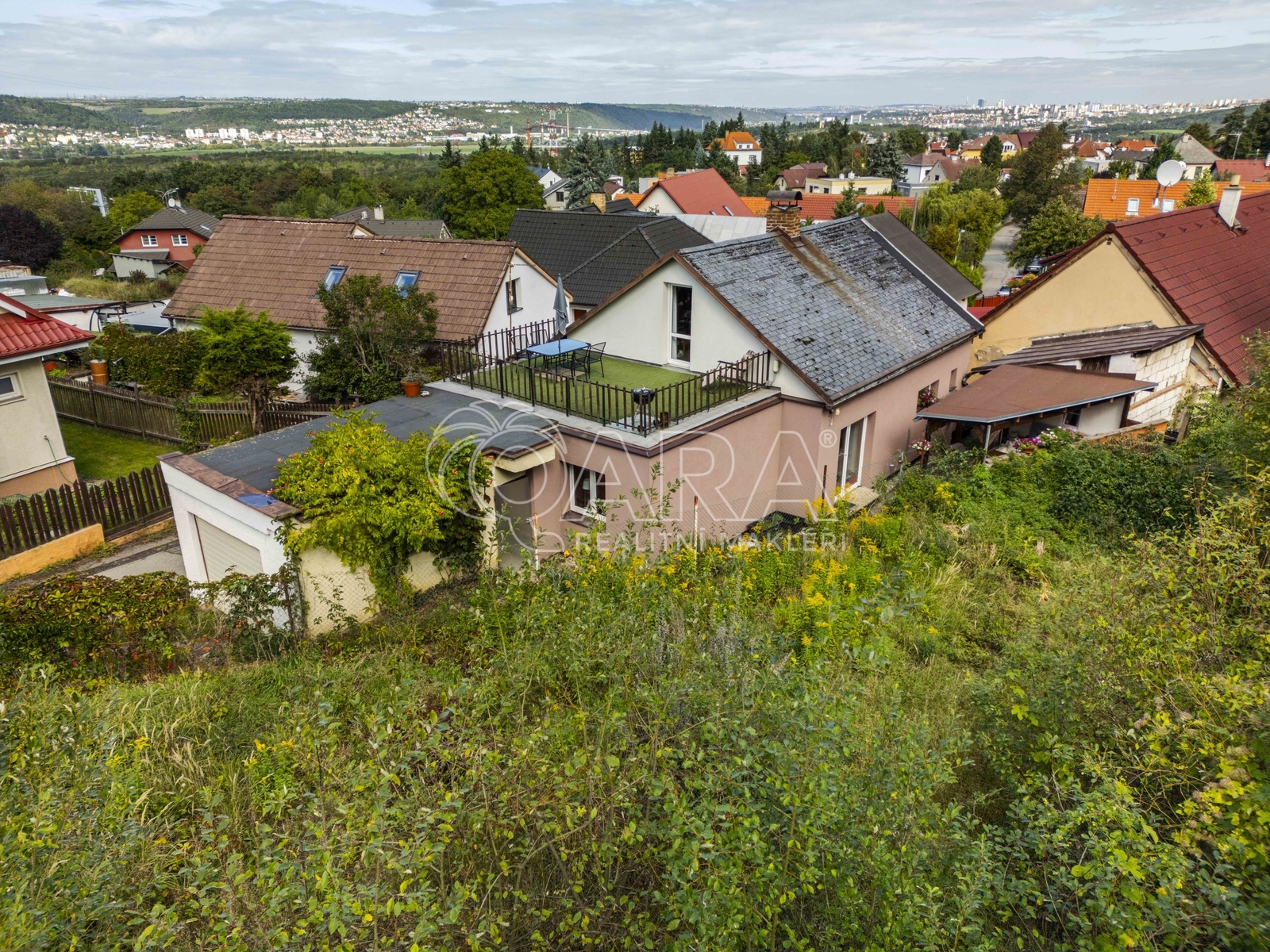 pohled na dům s garáží