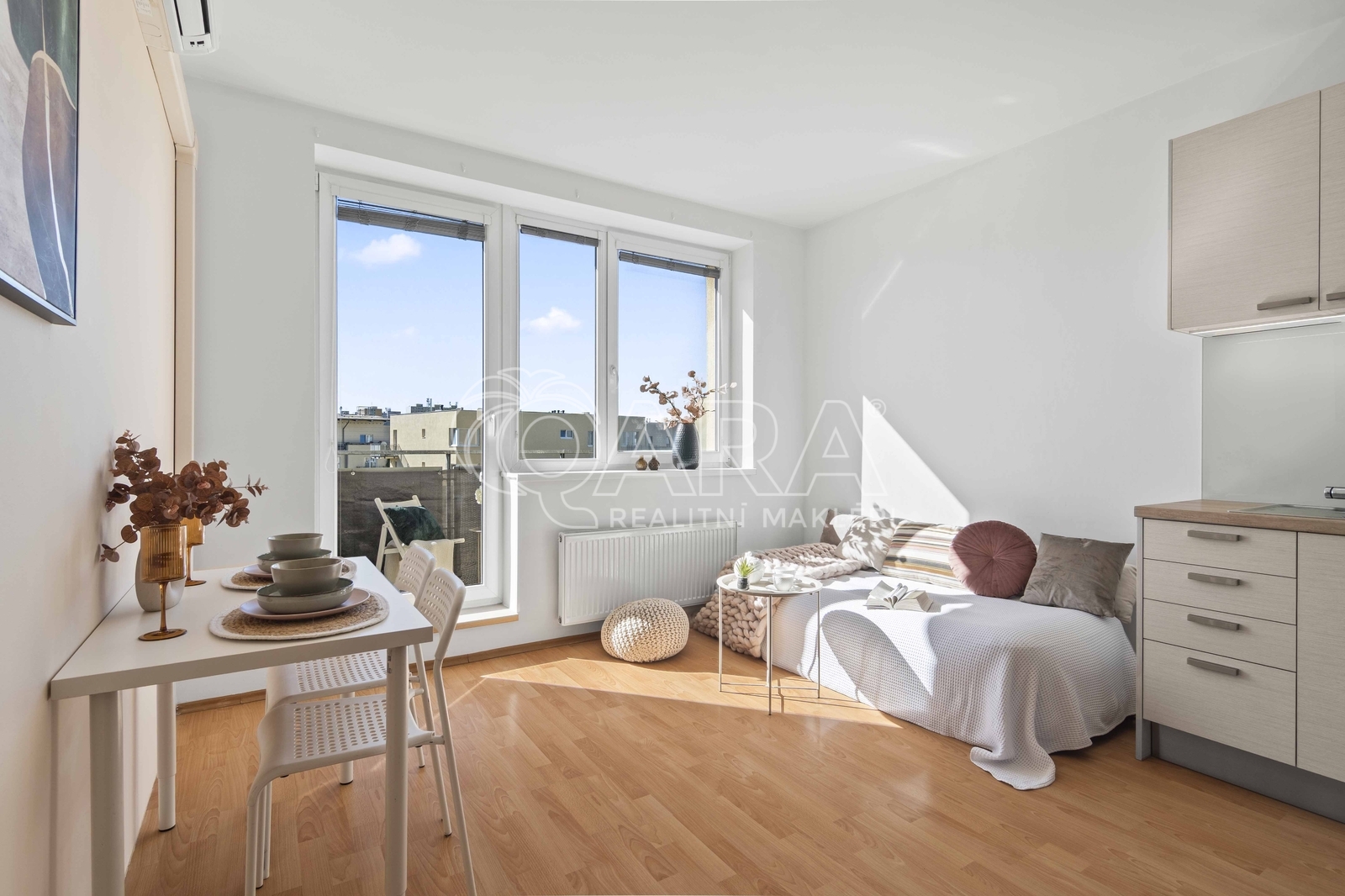 obývací pokoj se vstupem na balkon