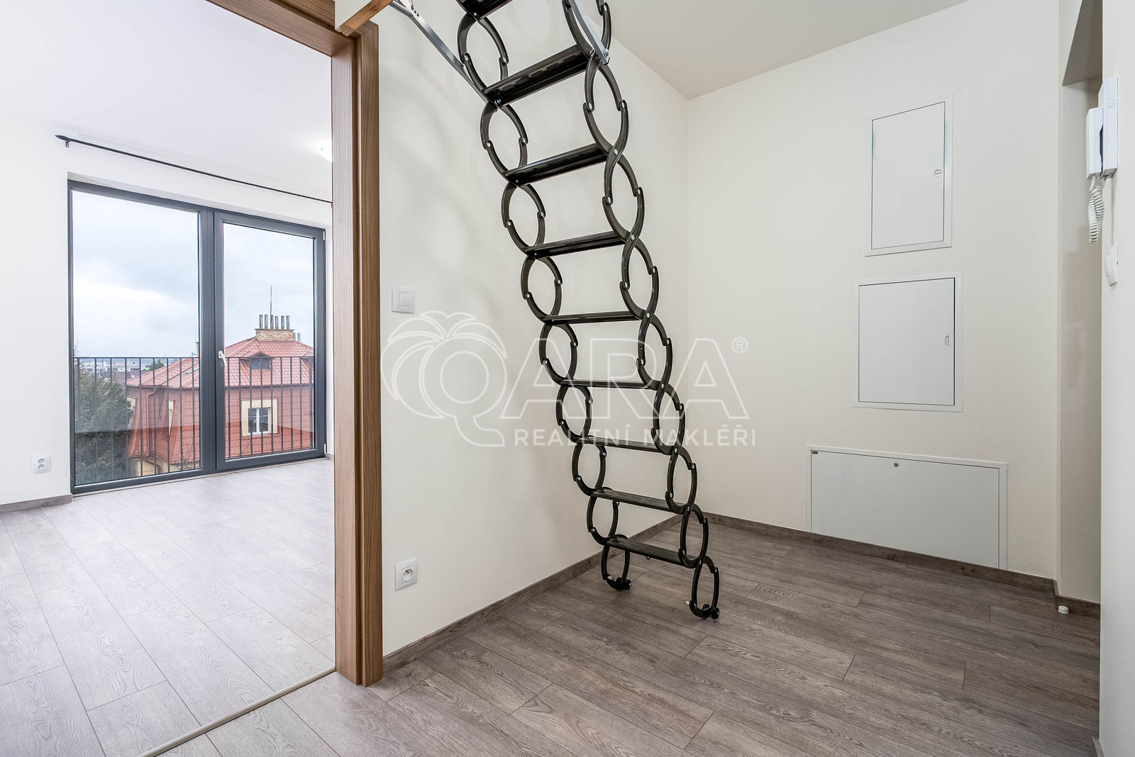 Chodba + výklopné schůdky na půdu