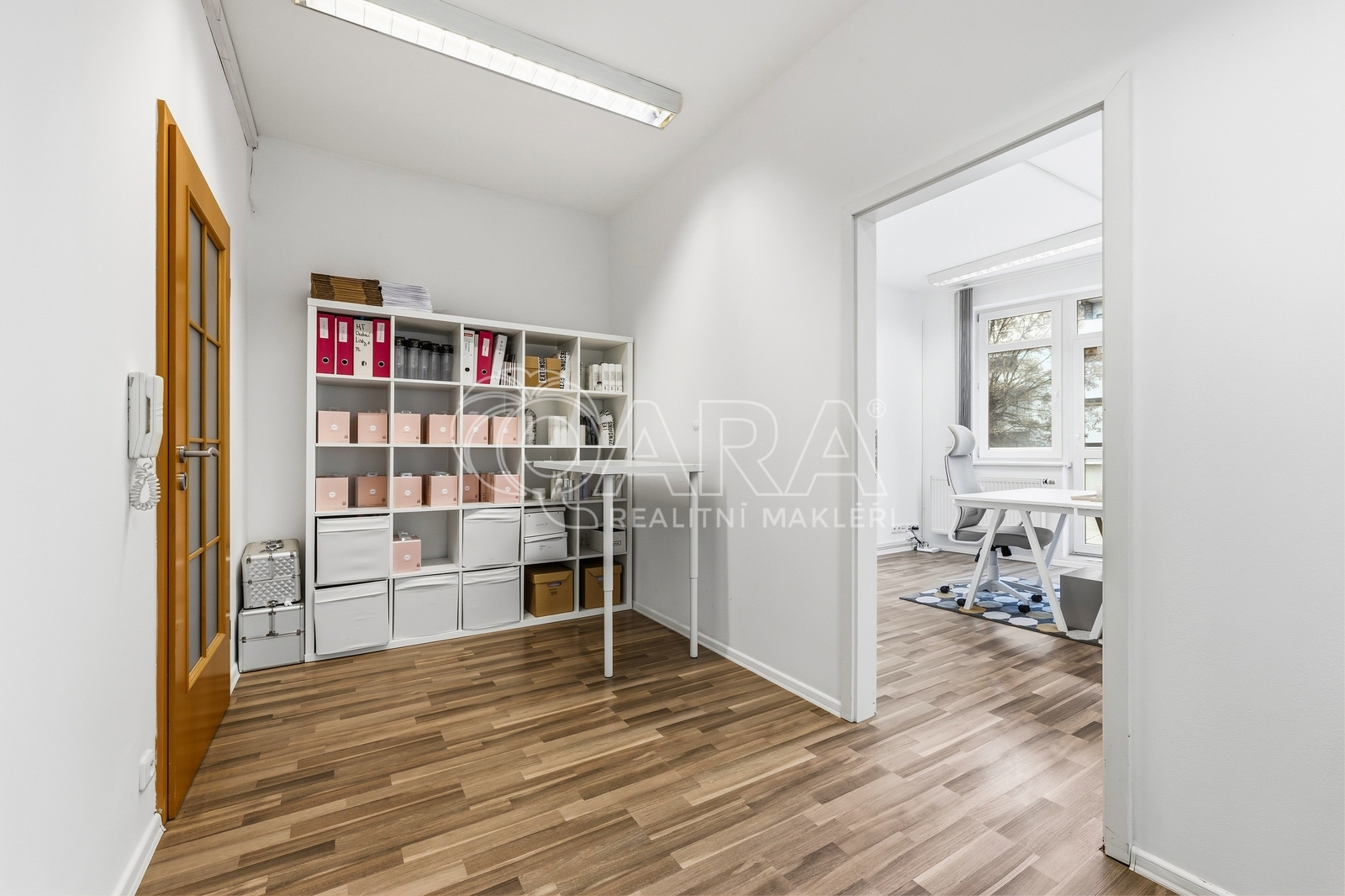 Vstup do oddělené kanceláře