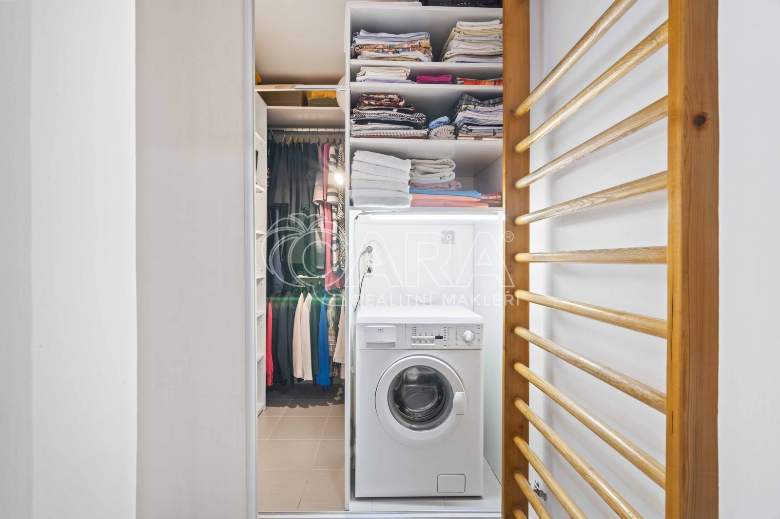 Vestavěná skříň s pračkou