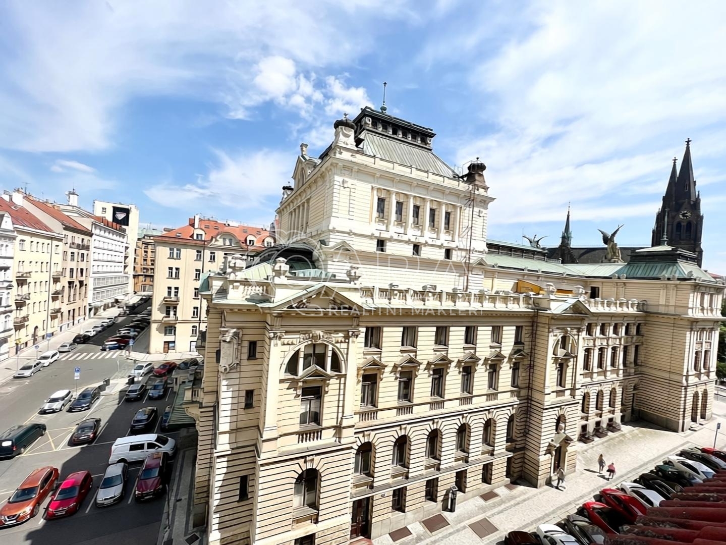 Pohled na Divadlo na Vinohradech